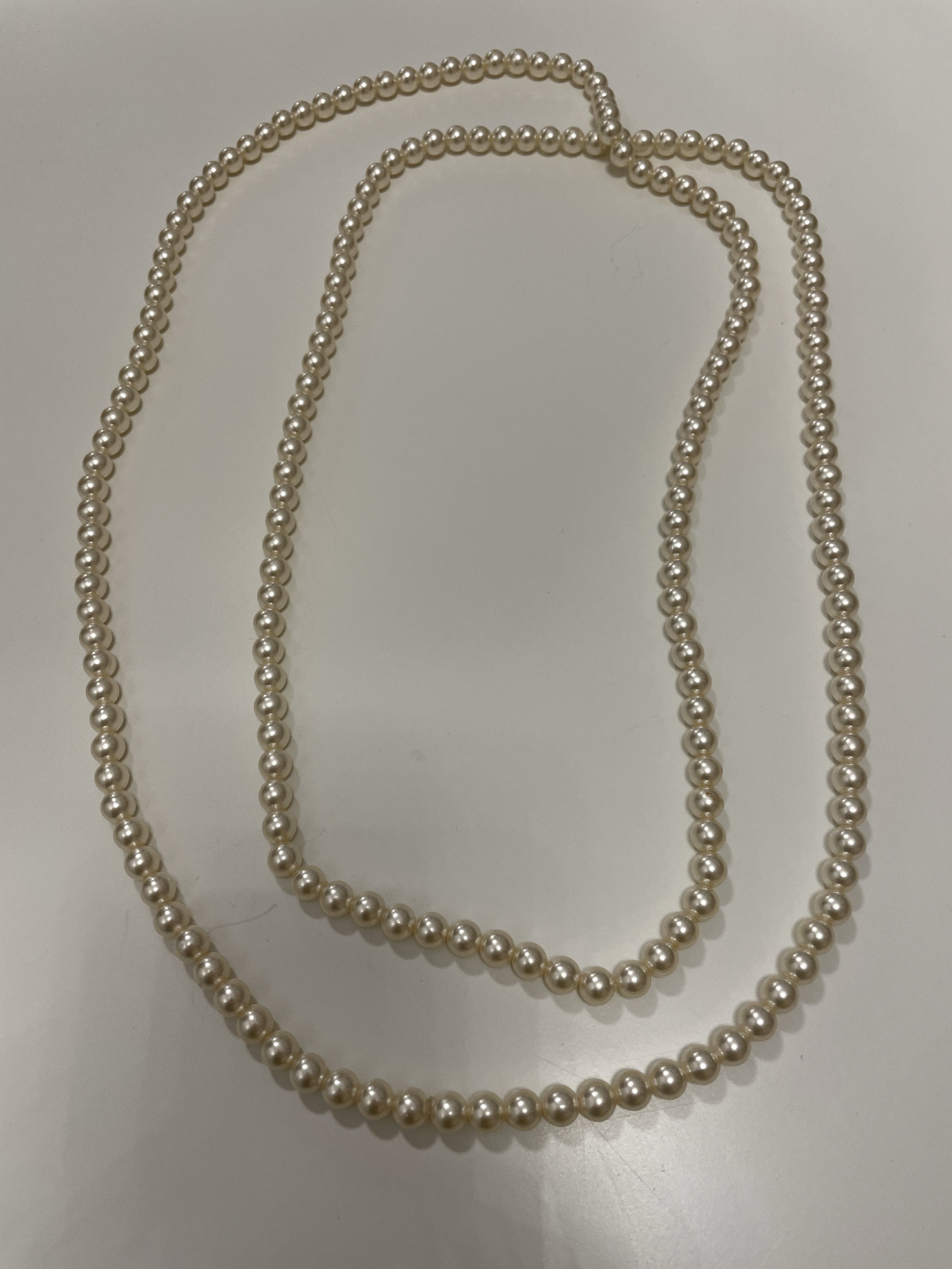 Sehr lange Perlenkette (Kunstperlen) in Creme/Beige, ohne Verschluss