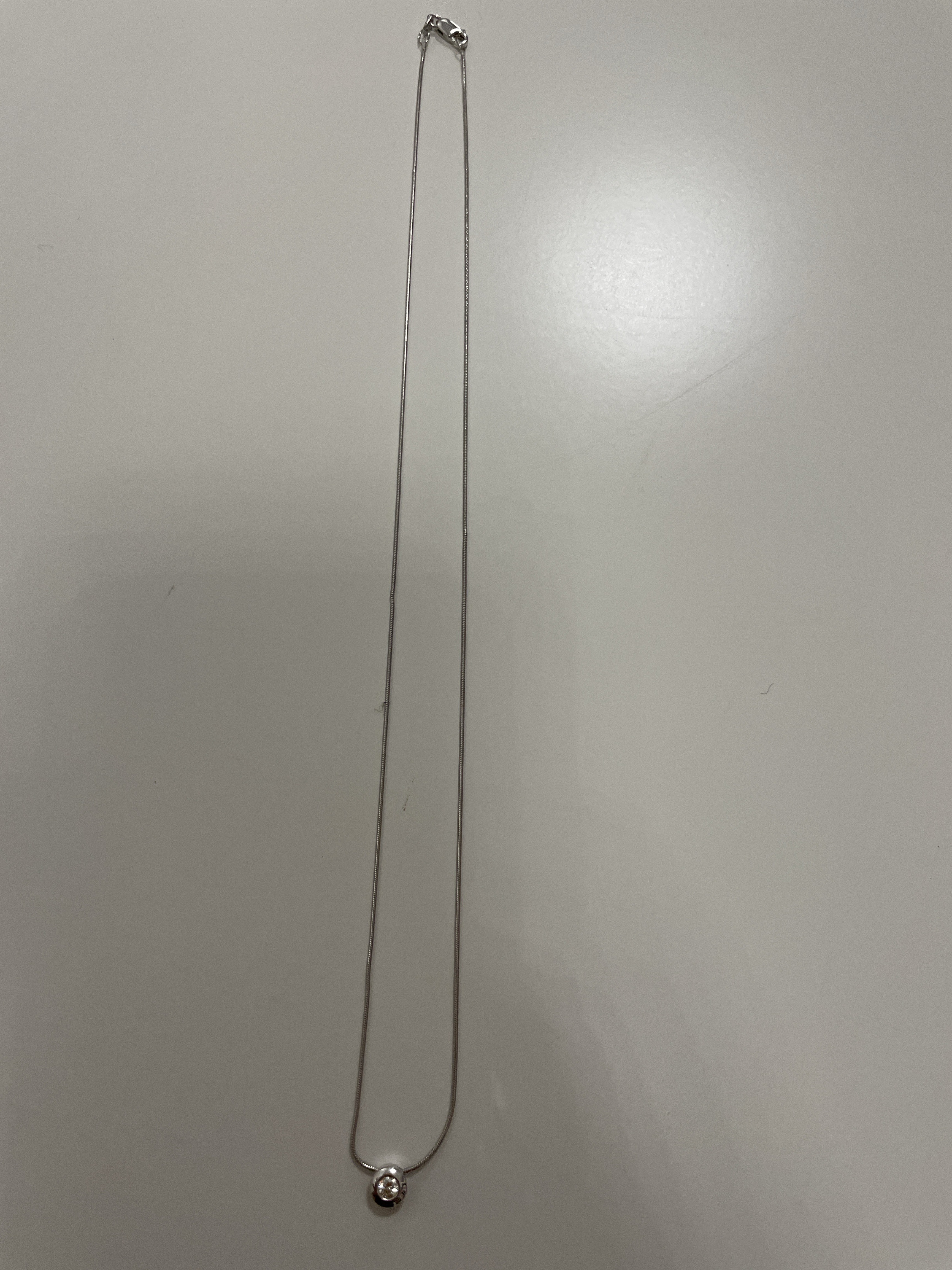 Feine kurze Schlangen-/Spiralkette mit kleinem Stein in Rund-Zargenfassung