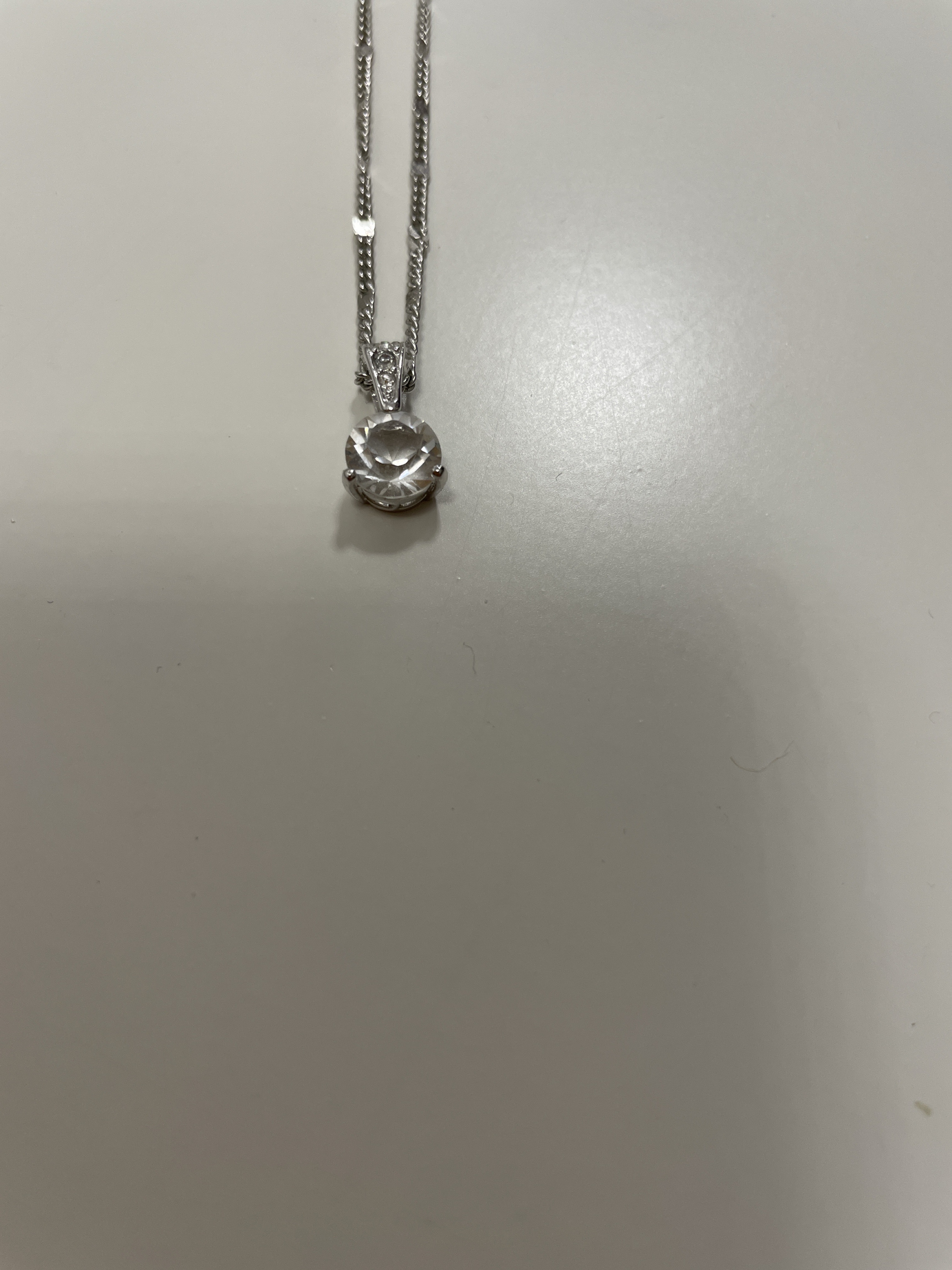 Kurze silberfarbene Kette (fix) mit Solitär-Steinanhänger - Bild 2