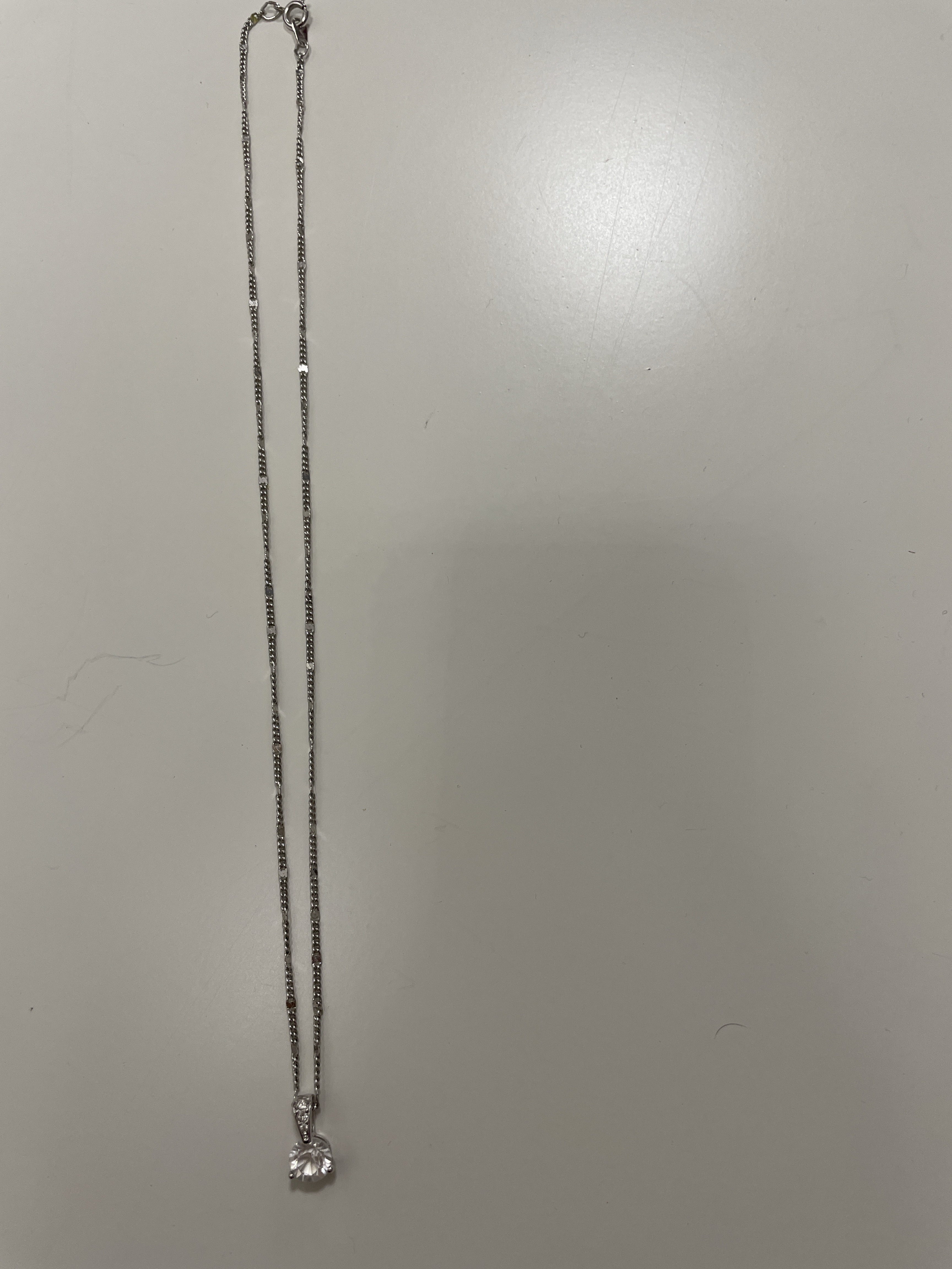Kurze silberfarbene Kette (fix) mit Solitär-Steinanhänger