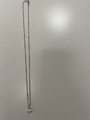 Kurze silberfarbene Kette (fix) mit Solitär-Steinanhänger