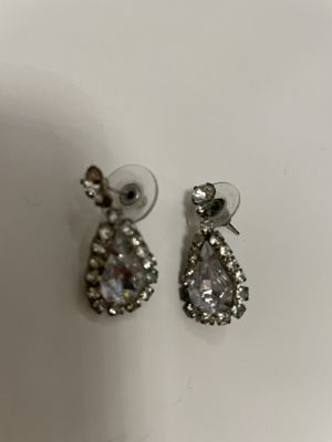 Silberfarbene Strass-Ohrstecker mit Tropfenanhänger
