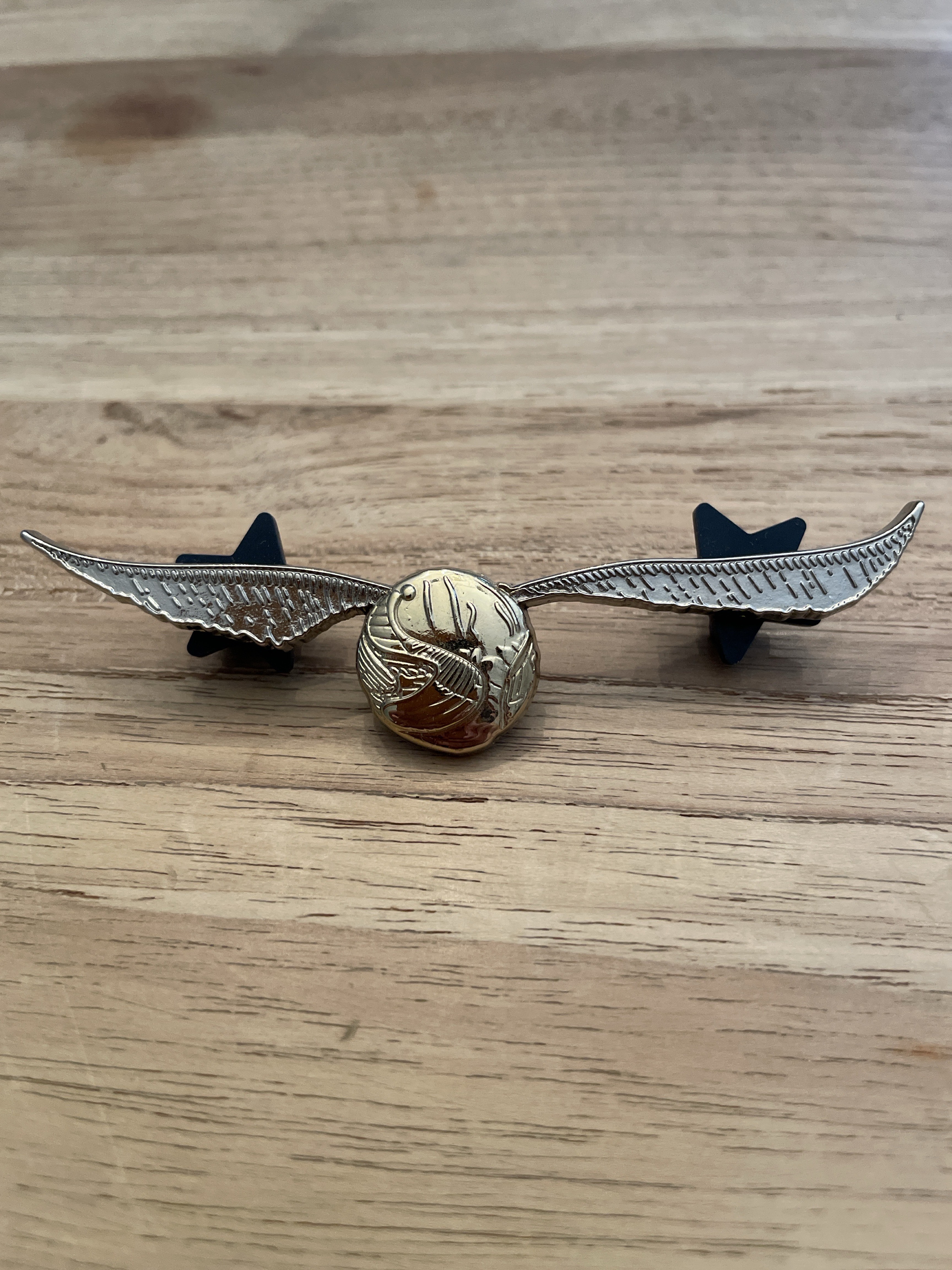 Brosche „Golden Snitch“