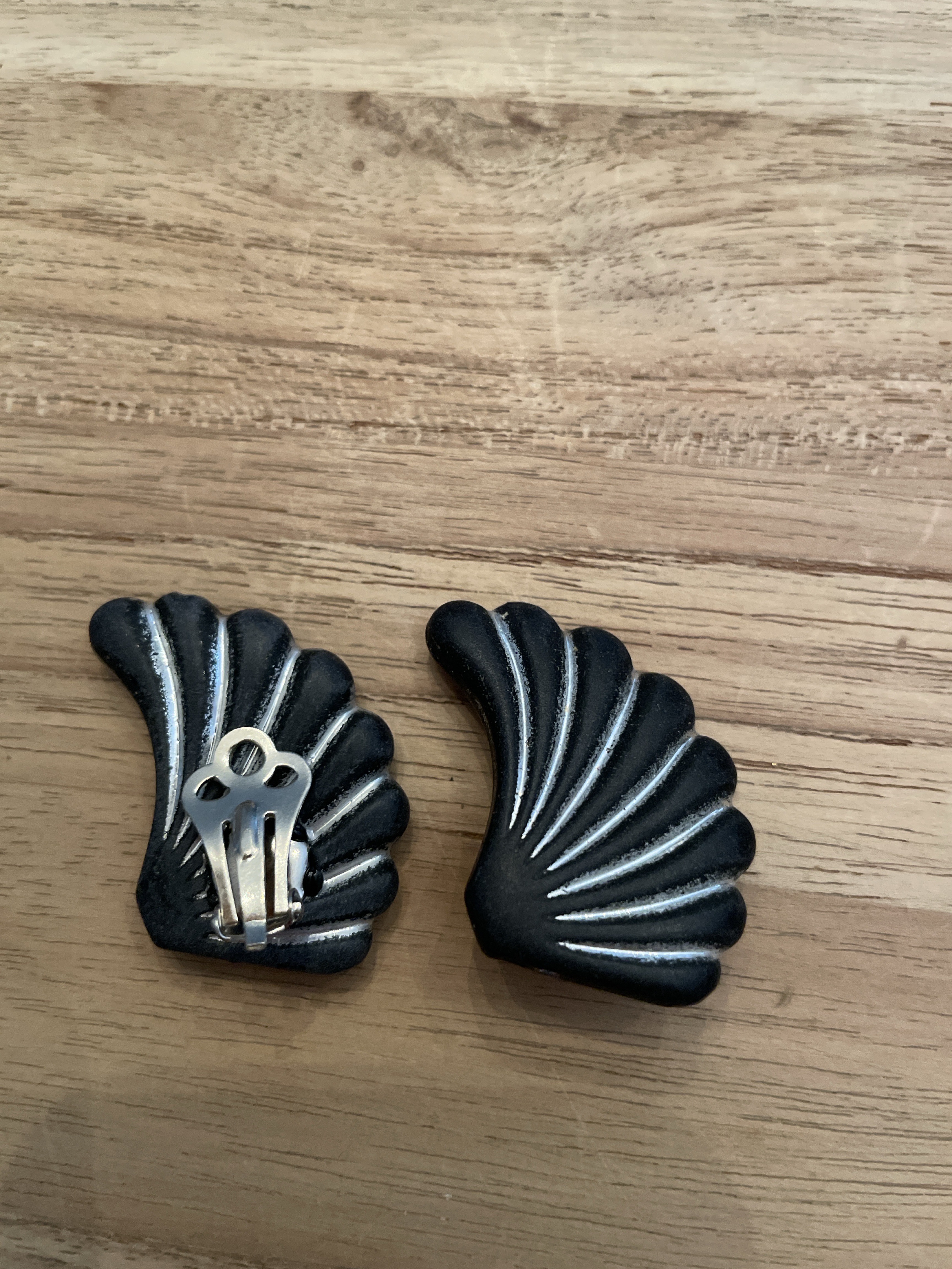 Vintage Ohrclips aus Holz in Fächerform