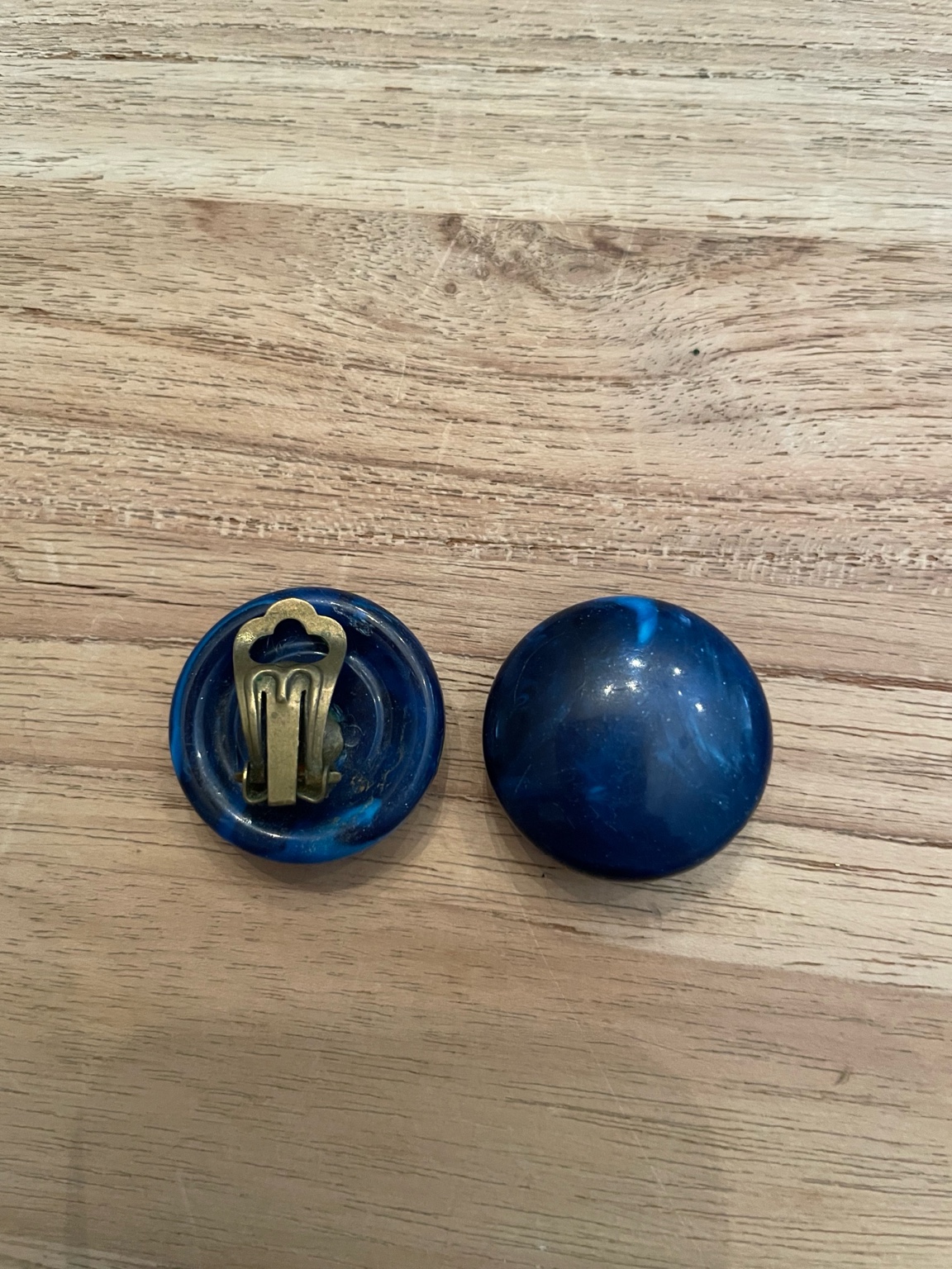 Vintage Ohrclips aus Kunststoff (blau marmoriert), rund Ø ca. 1,8 cm
