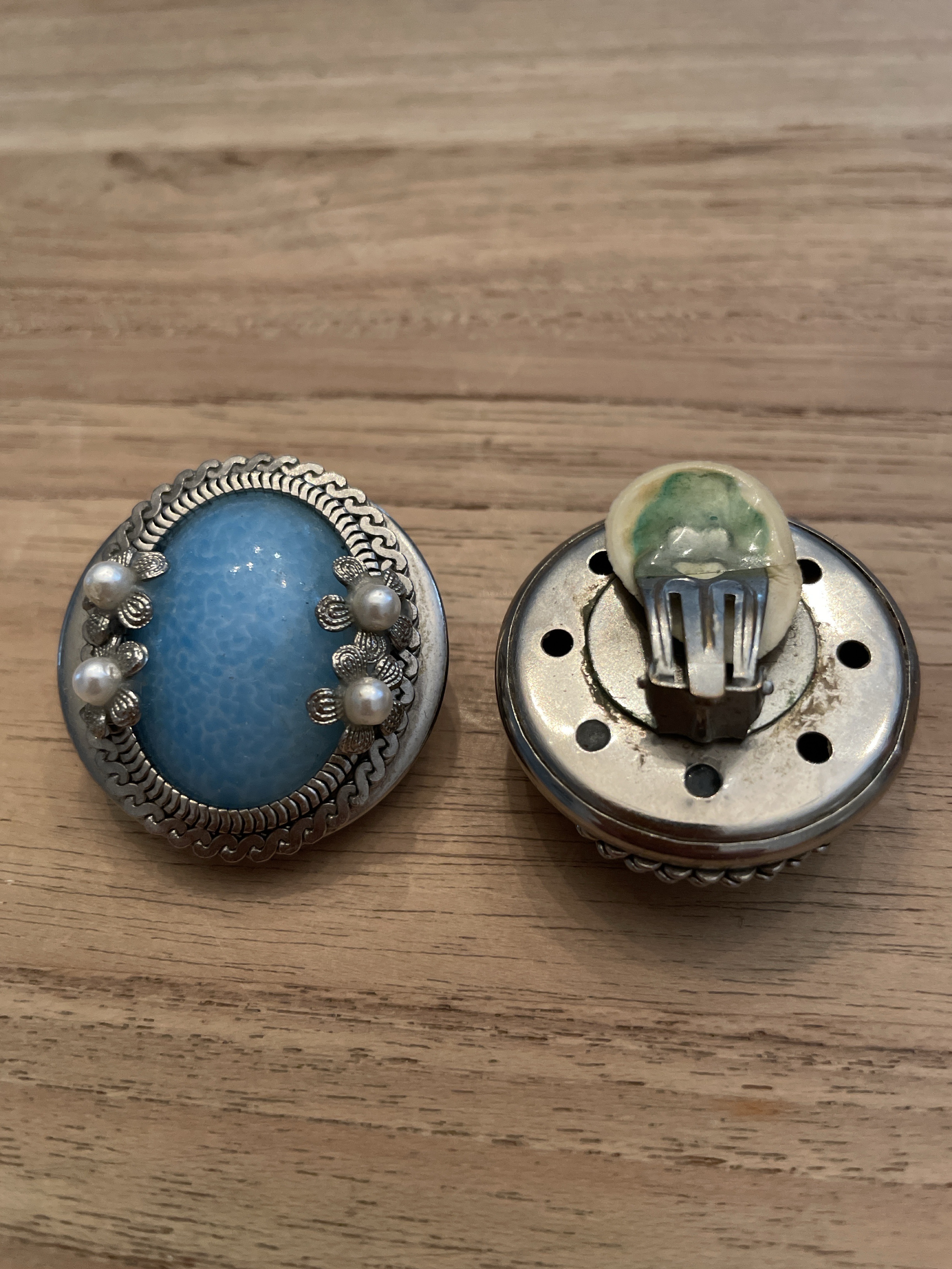 Vintage Ohrclips silberfarben mit hellblauem Cabochon & Kunstperlen