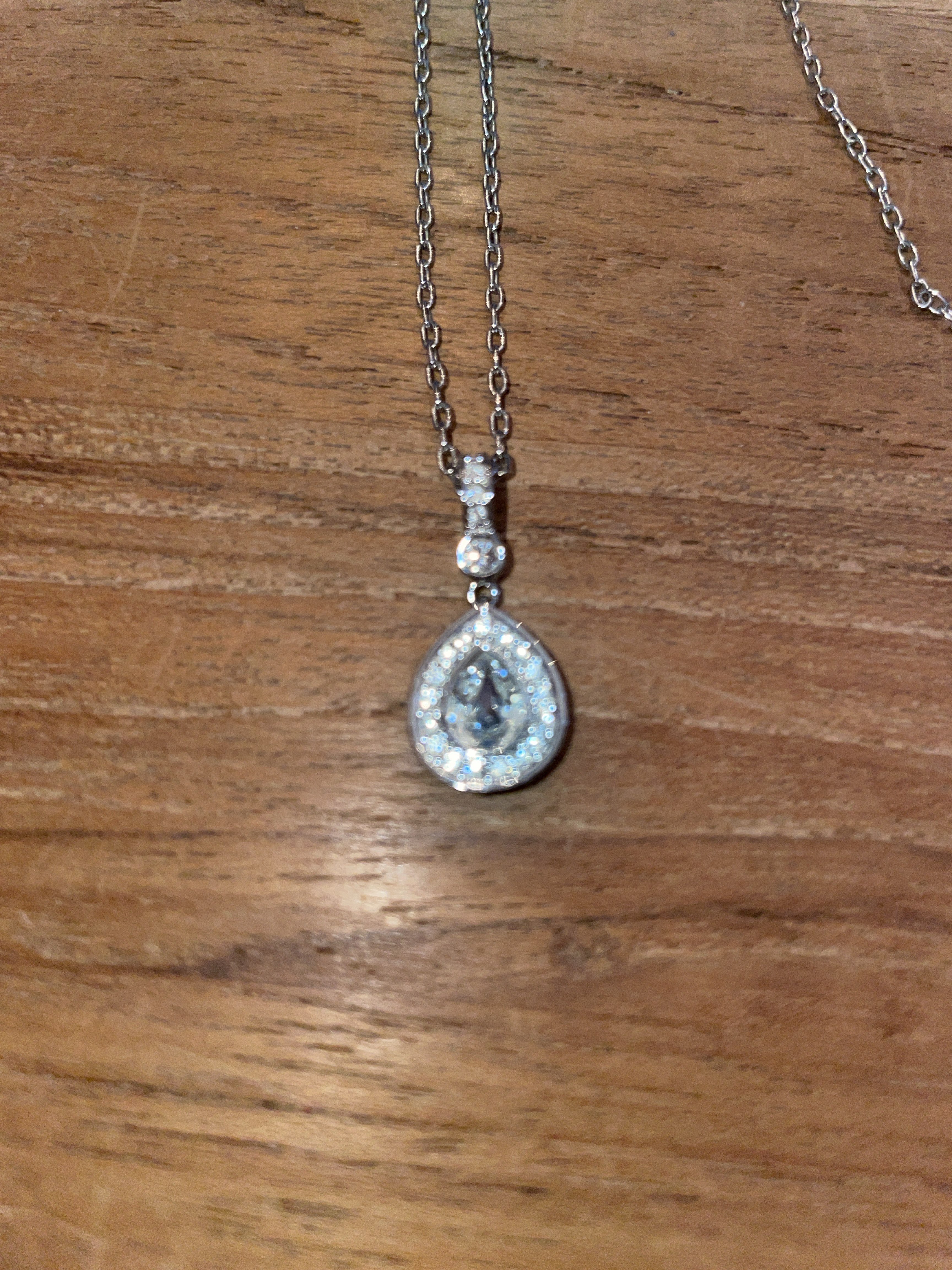 Kurze Swarovski Halskette mit tropfenförmigem Kristall-Anhänger - Bild 2
