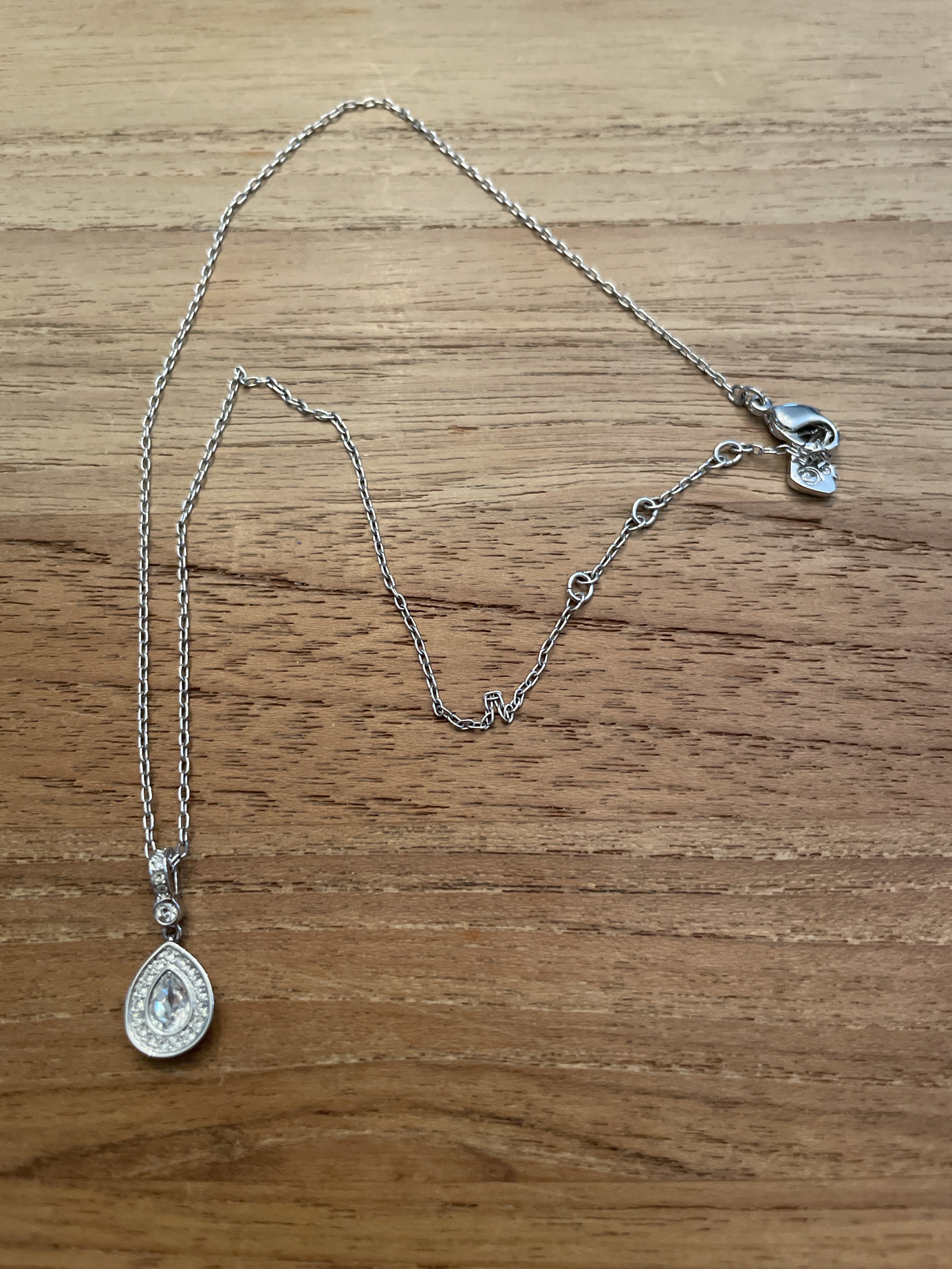 Kurze Swarovski Halskette mit tropfenförmigem Kristall-Anhänger