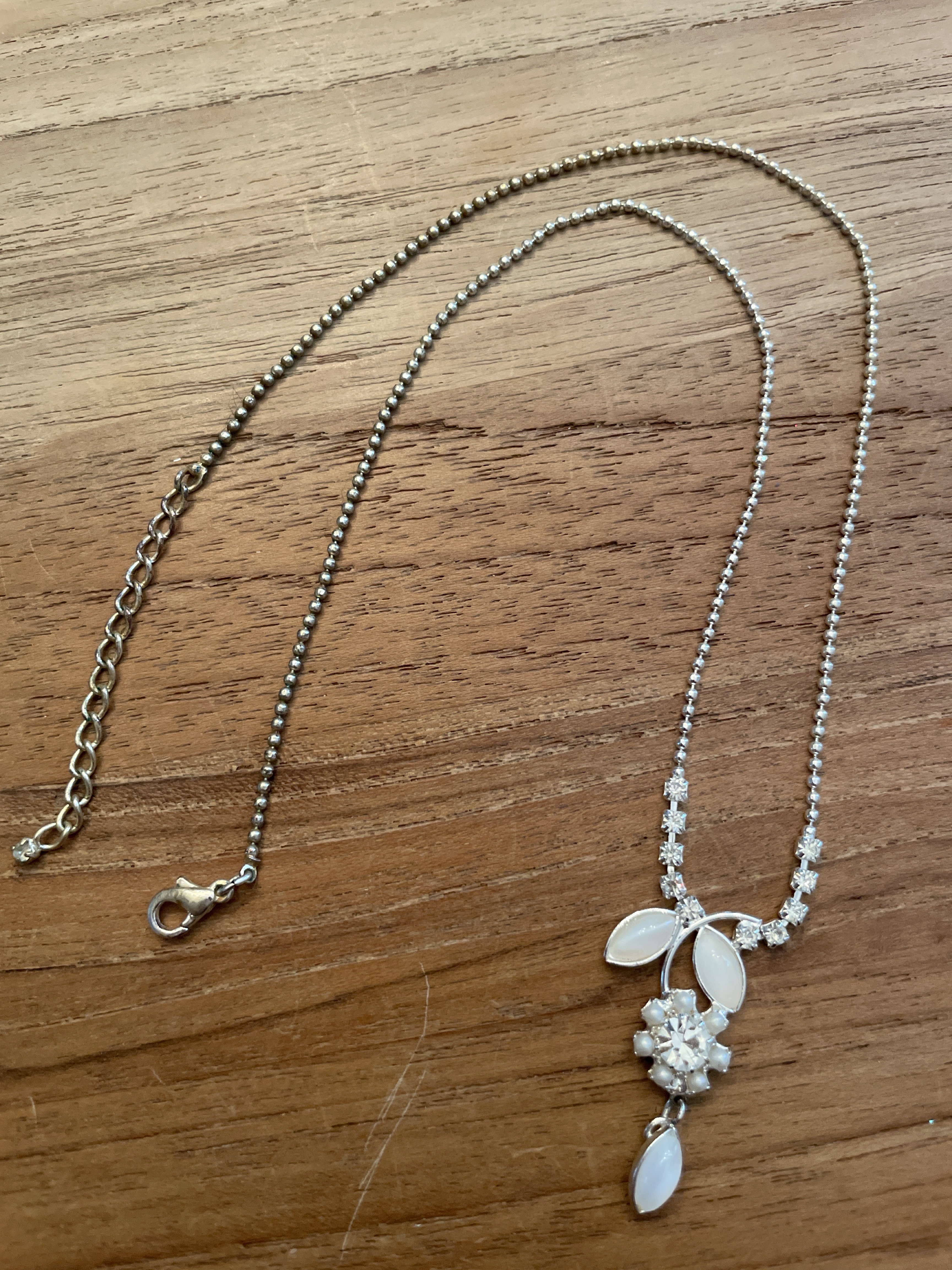 Kurze silberfarbene Modeschmuck-Kette mit floralem Strass-Anhänger