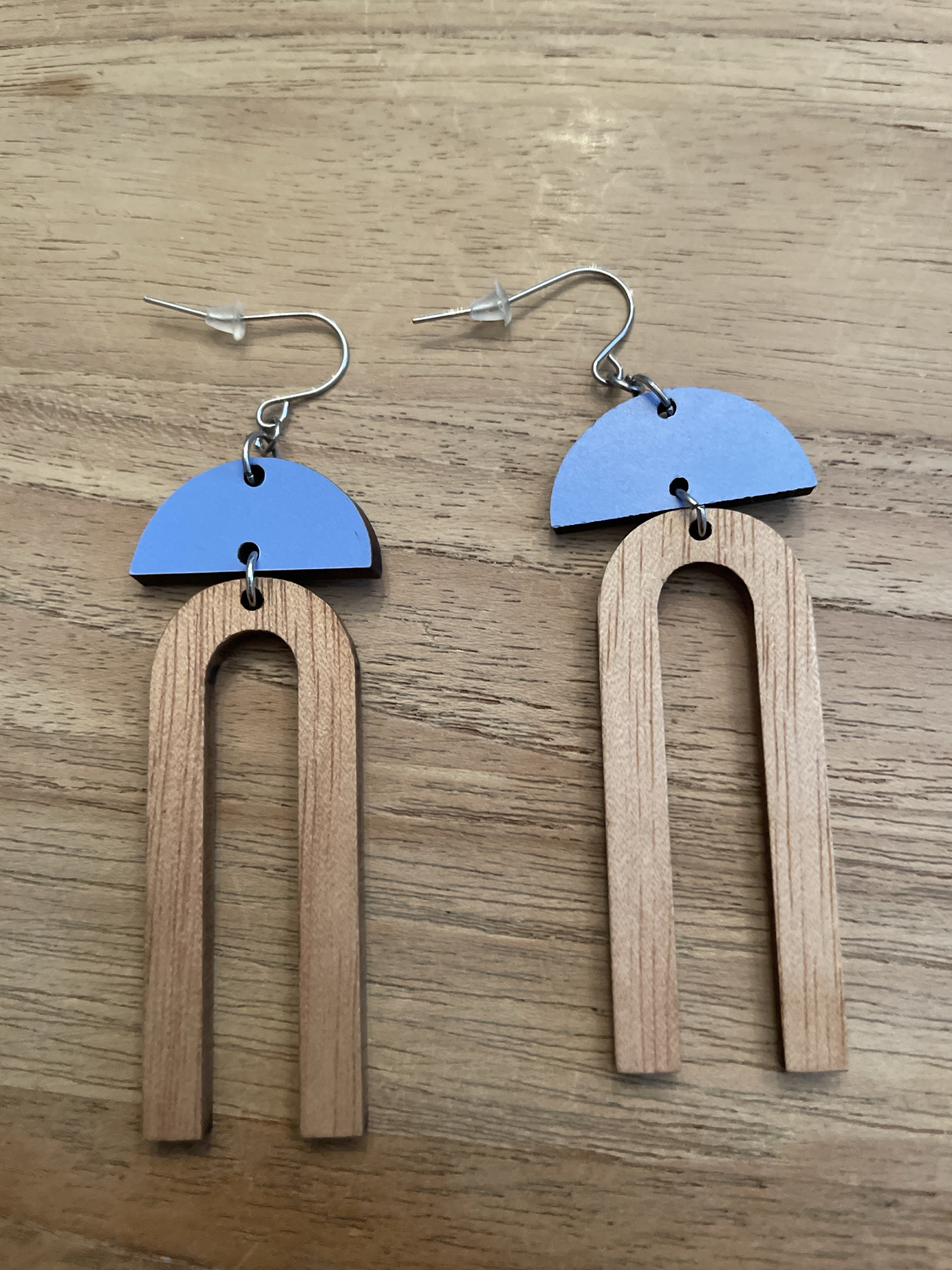 Zweiteilige Holz-Hängeohrringe mit blauem Halbkreis und U-Form