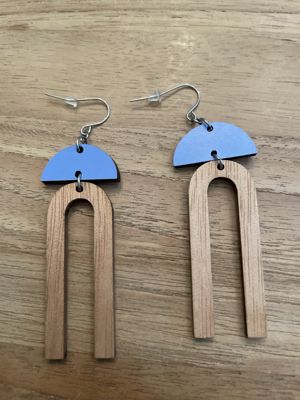 Zweiteilige Holz-Hängeohrringe mit blauem Halbkreis und U-Form