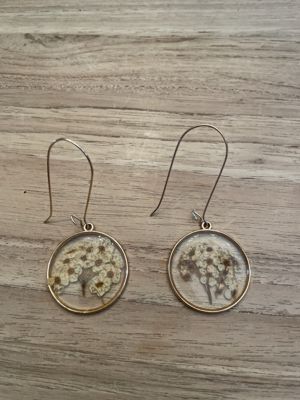 Goldfarbene Ohrhänger mit Resin-Scheibe & getrockneten Blüten