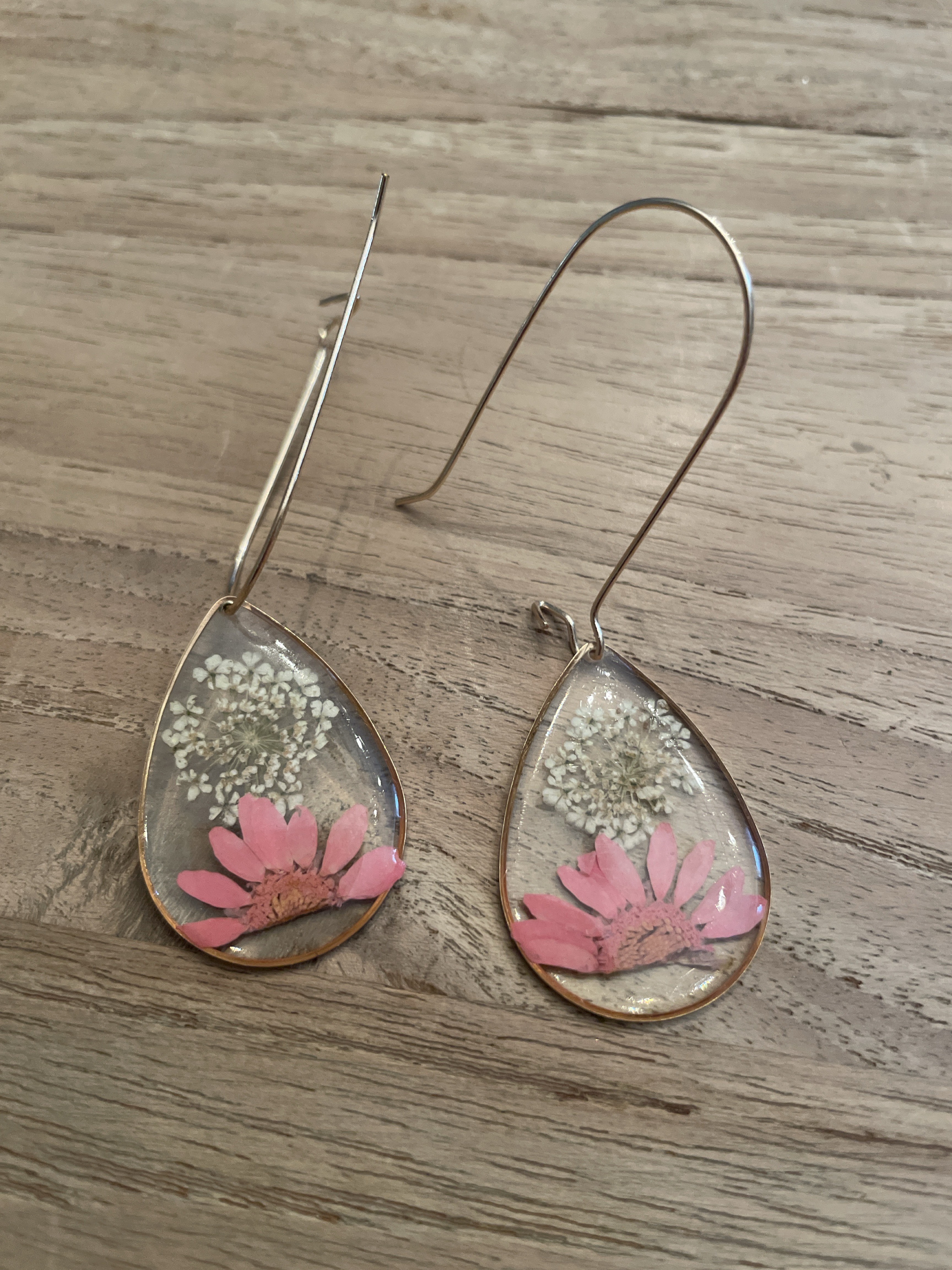 Ohrhänger mit Trockenblumen in Resin (tropfenförmig)