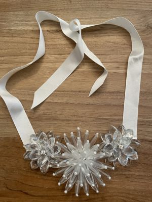 Statement-Kette mit 3D-Kunststoffblüten