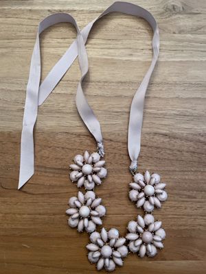 Mittellange Schleifen-Kette mit 5 Blüten (Altrosa)