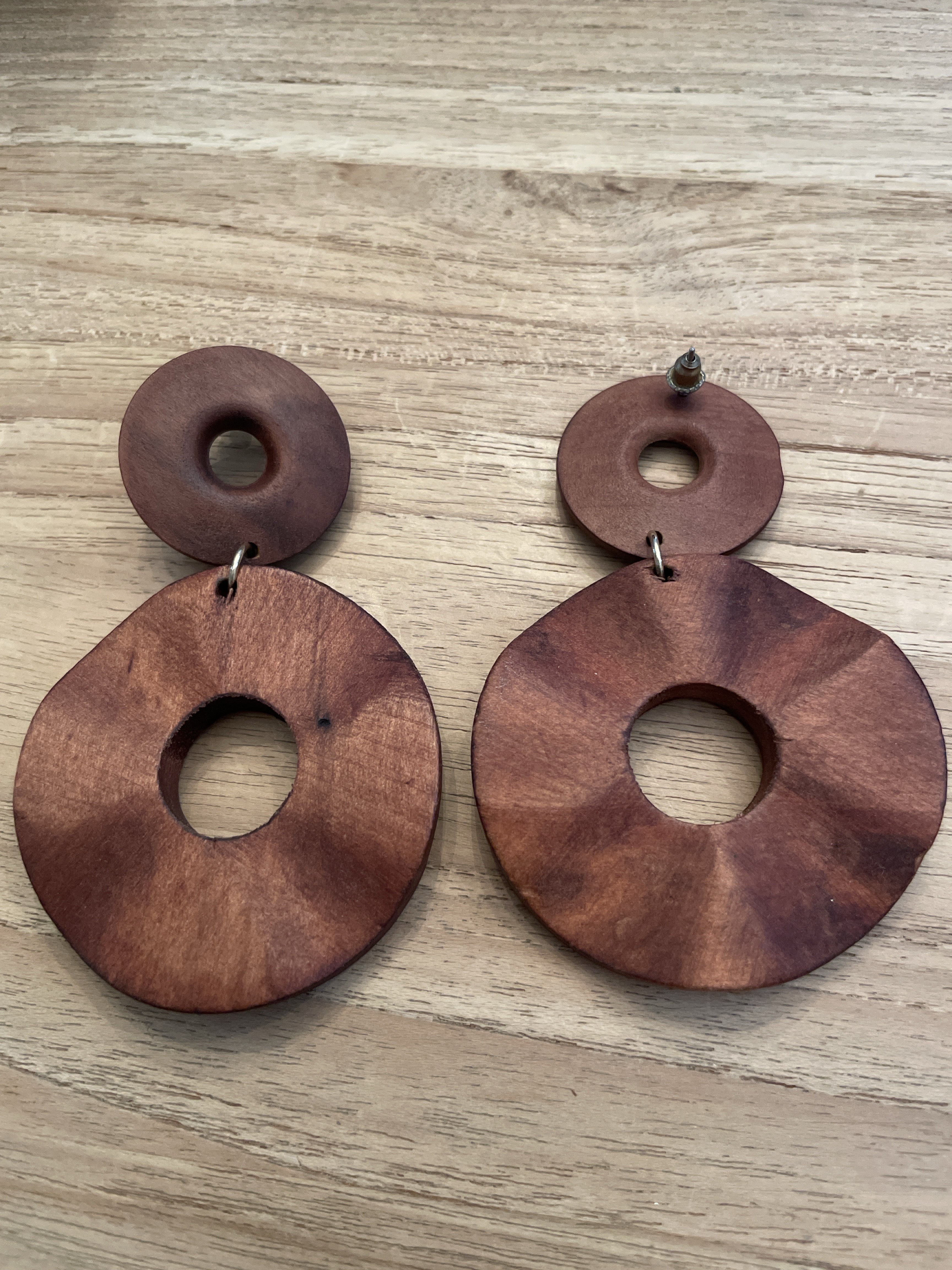 Zweiteilige Holz-Ohrstecker mit Ringen (gewellt)