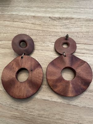 Zweiteilige Holz-Ohrstecker mit Ringen (gewellt)