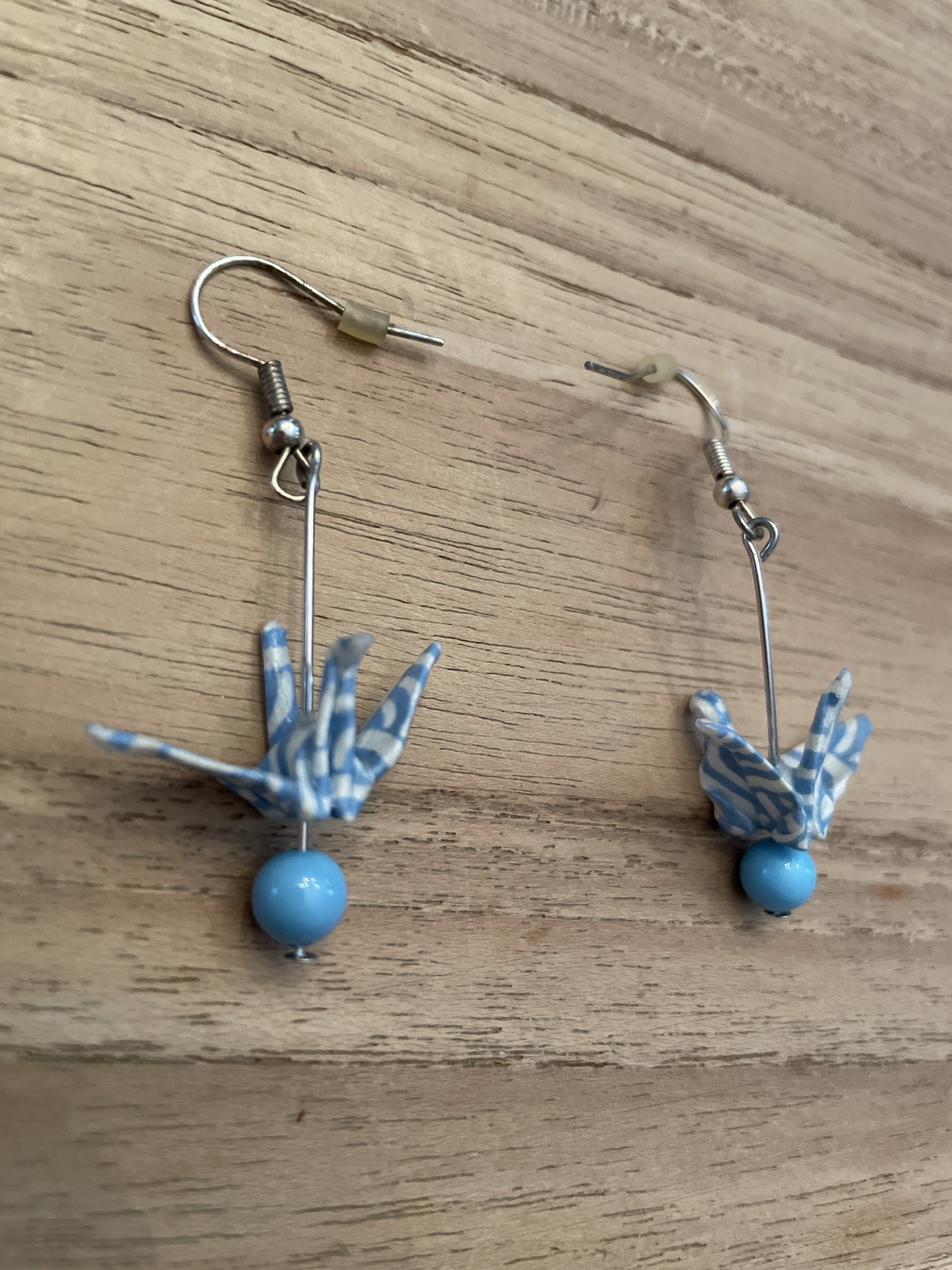 Origami-Ohrhänger Kranich mit Perle (hellblau-weiß)