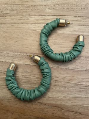Breite 3/4-Kreolen mit grünem Kunstlederbezug (goldfarbene Stecker)