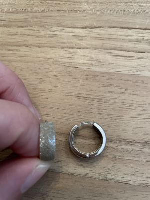 Sehr kleine Silber-Creolen, matt-strukturiert