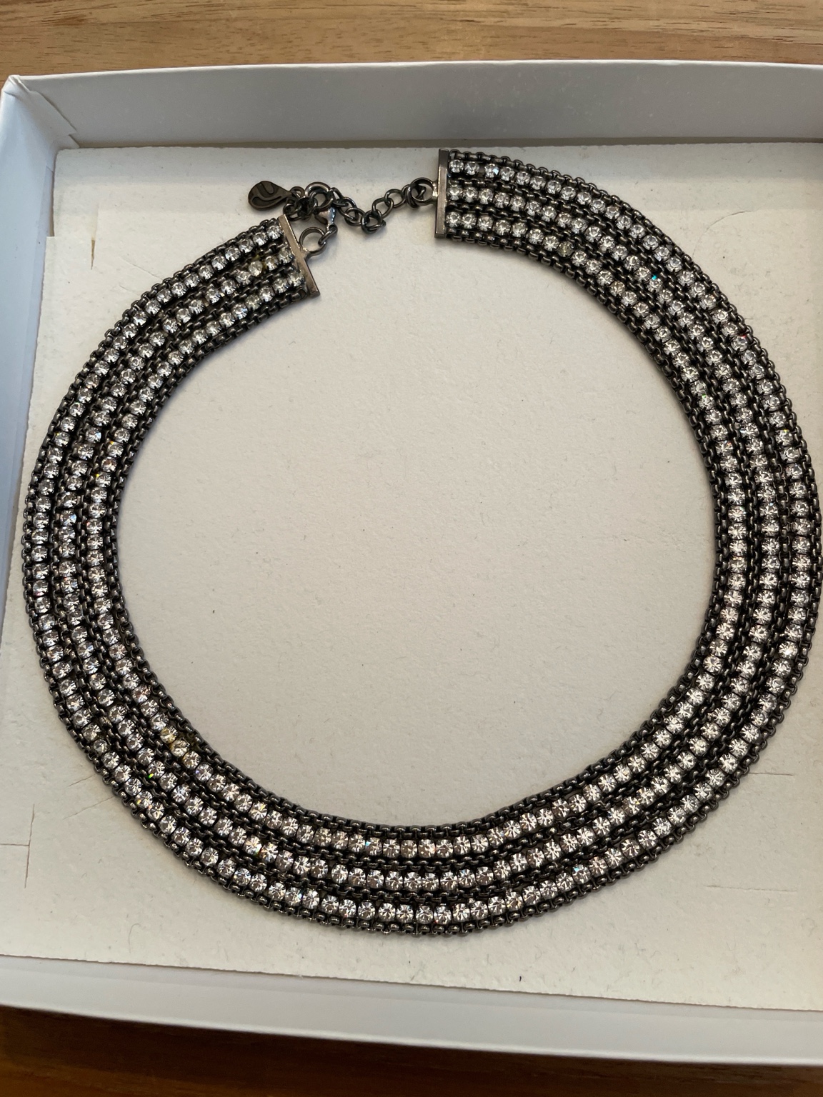Dreireihiges Strass-Collier in Gunmetal
