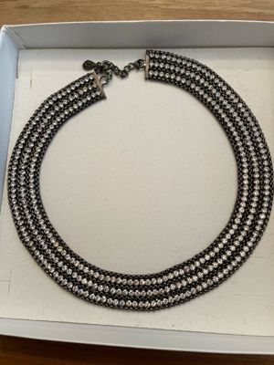 Dreireihiges Strass-Collier in Gunmetal