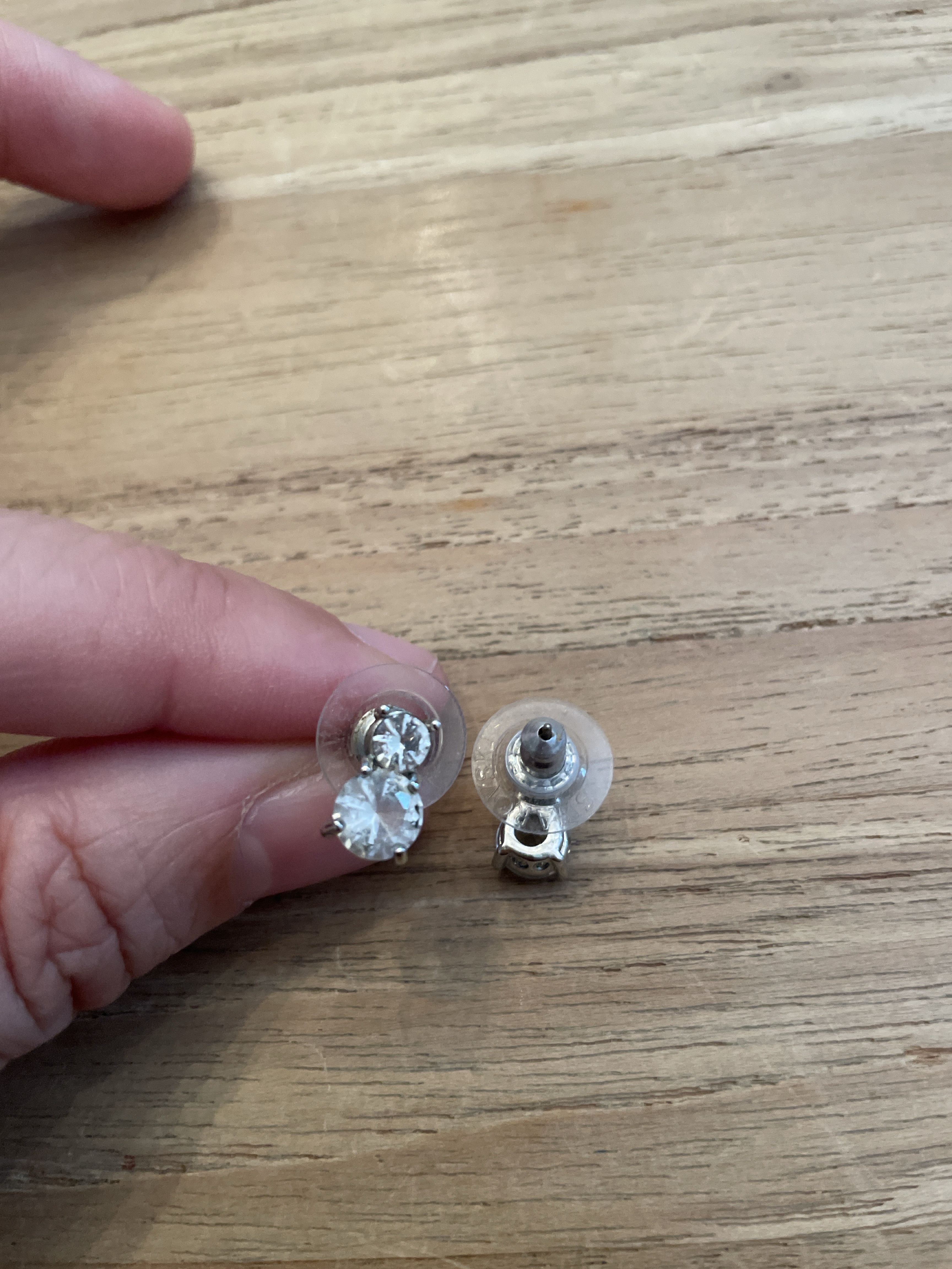 Ohrstecker mit zwei klaren Steinen