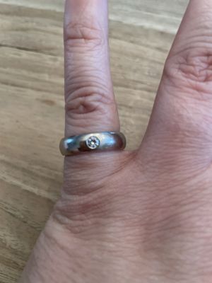 Ehering aus Weißgold mit kleinem Brillanten