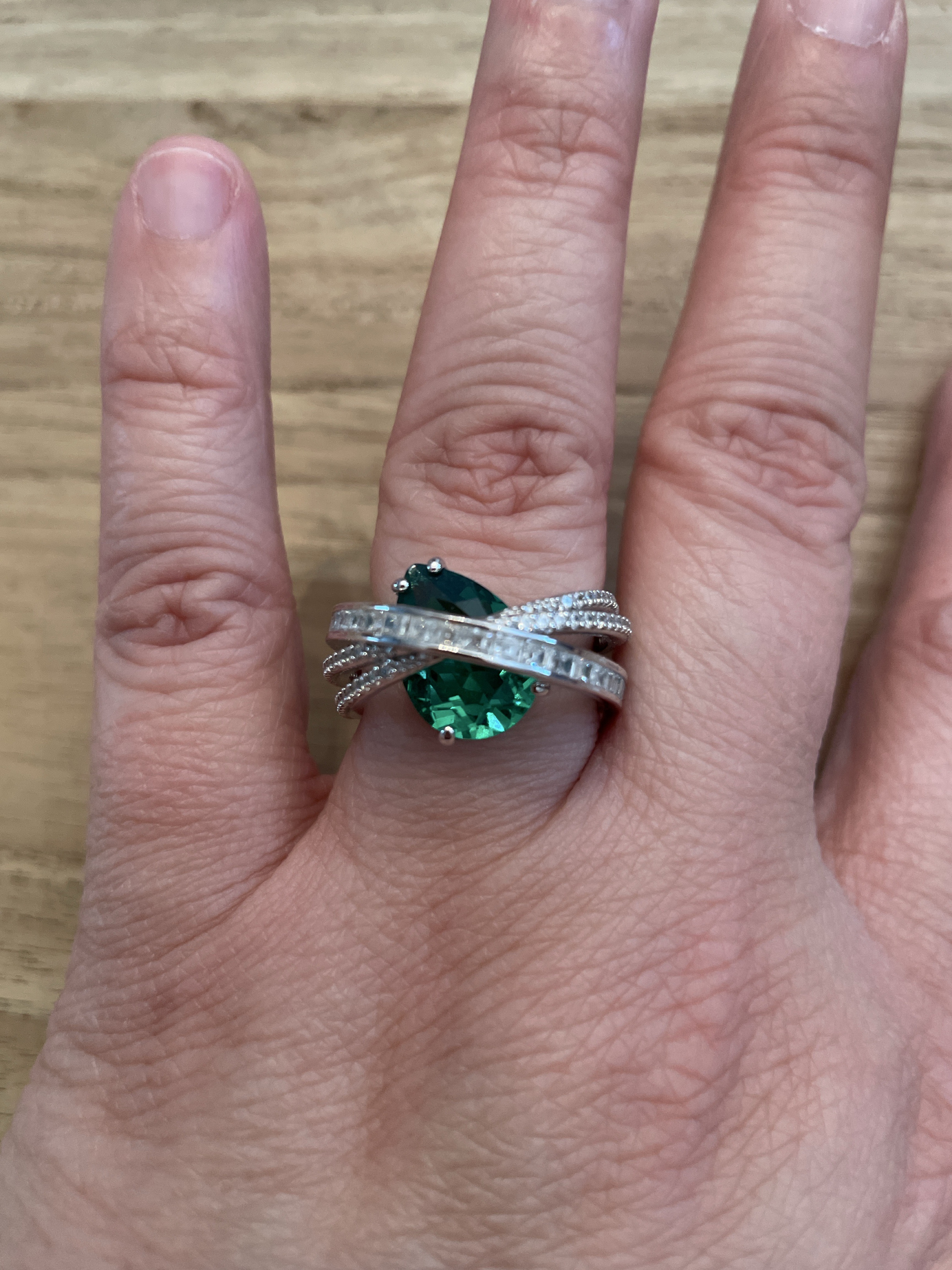 Statement-Ring mit grünem Tropfenstein