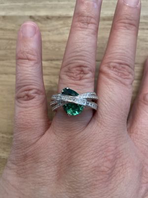 Statement-Ring mit grünem Tropfenstein