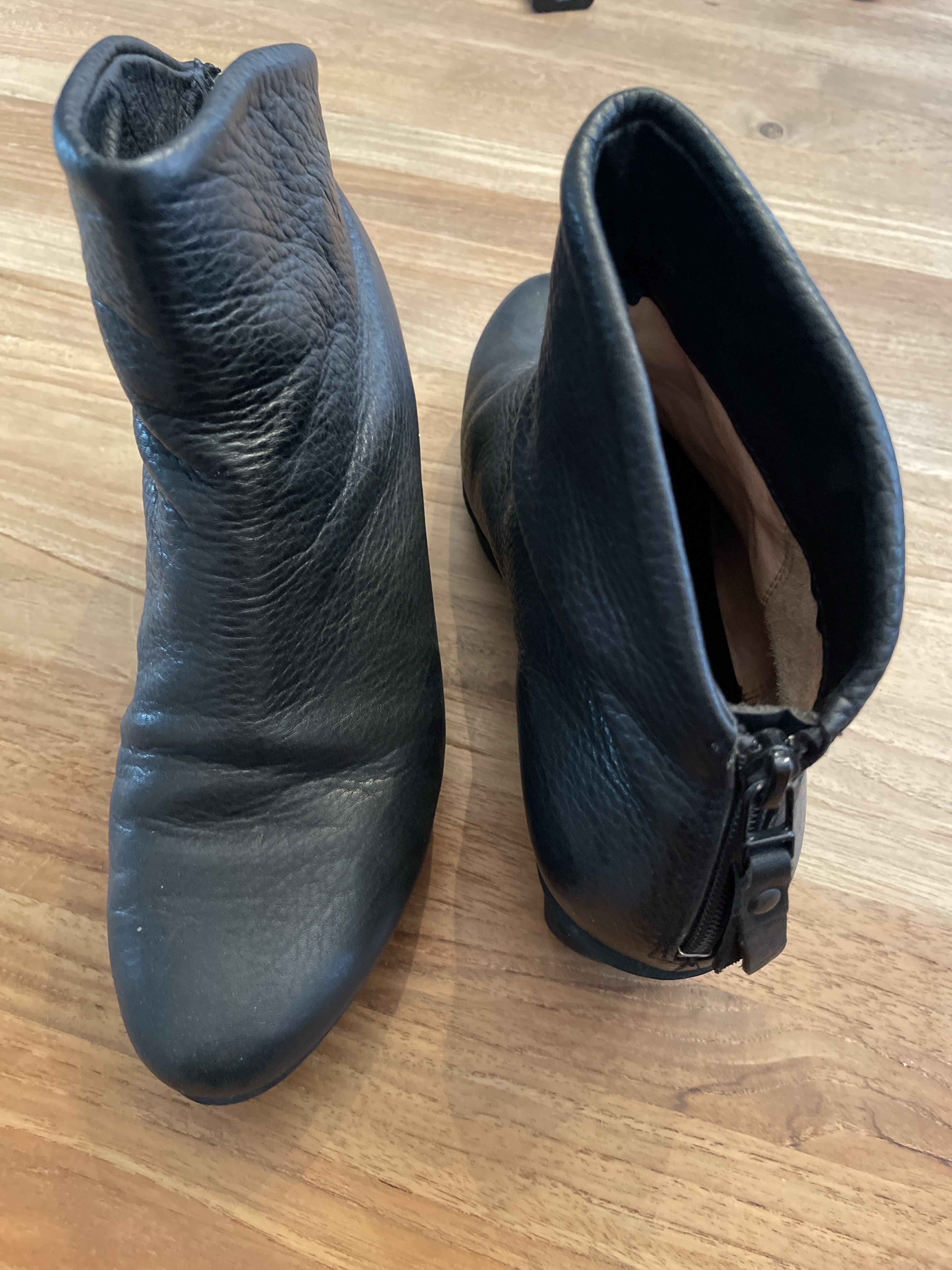 Trippen „F“ (vermutet) – Leder-Stiefelette mit Blockabsatz - Bild 2