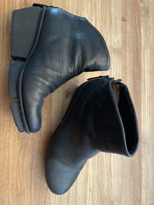 Trippen „F“ (vermutet) – Leder-Stiefelette mit Blockabsatz