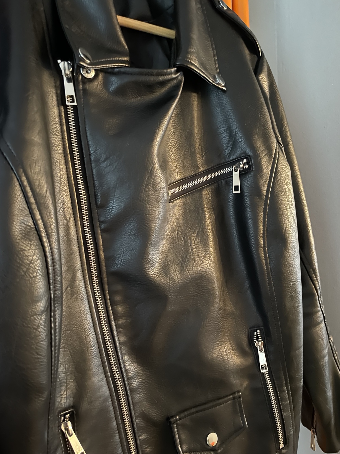schwarze Kunstlederjacke in Biker-Optik - Bild 2