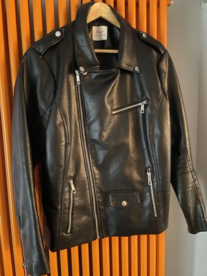 schwarze Kunstlederjacke in Biker-Optik