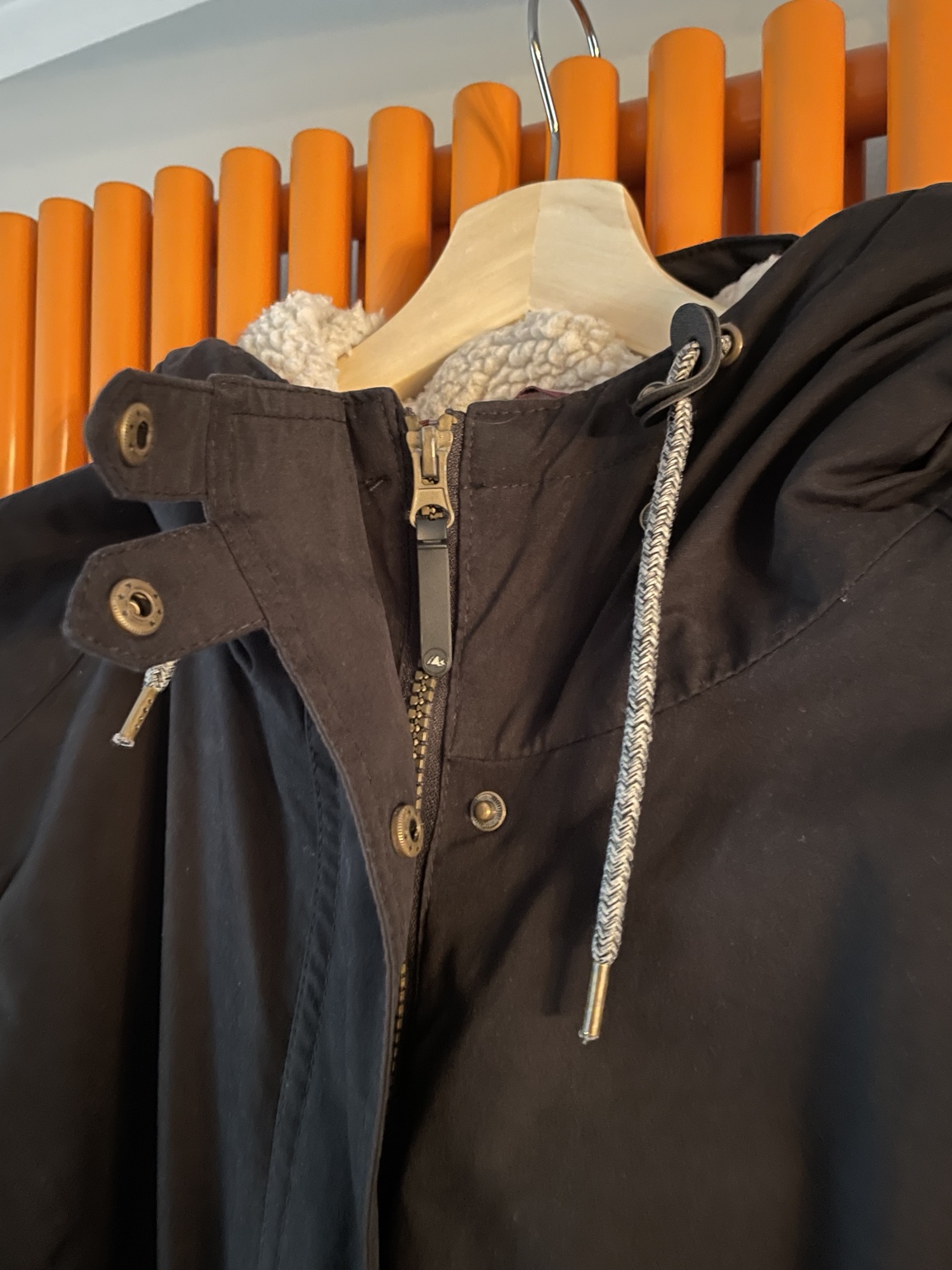schwarze Winterjacke mit Kunstfell-Kapuze - Bild 2