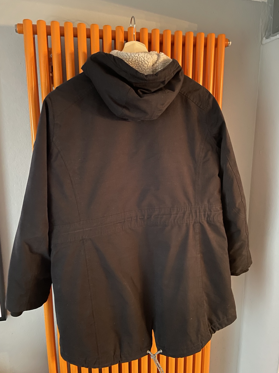 schwarze Winterjacke mit Kunstfell-Kapuze - Bild 3