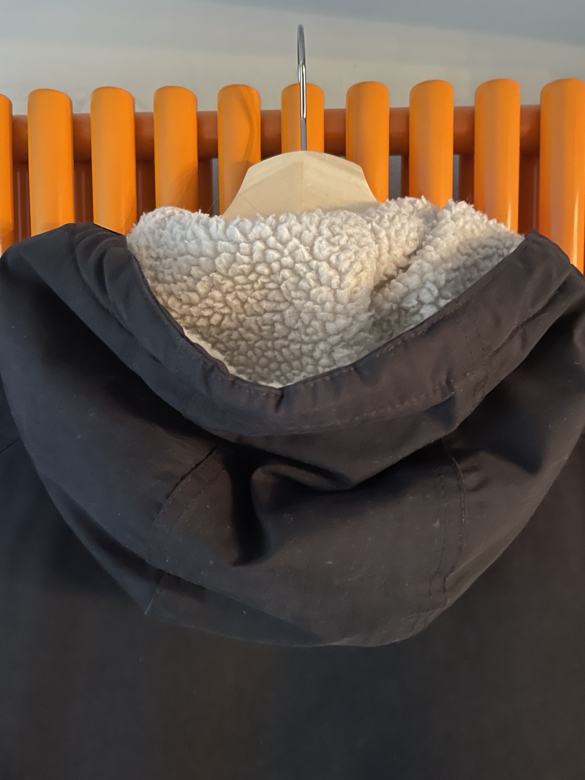 schwarze Winterjacke mit Kunstfell-Kapuze - Bild 4