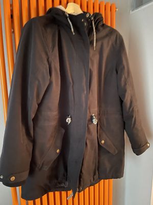 schwarze Winterjacke mit Kunstfell-Kapuze