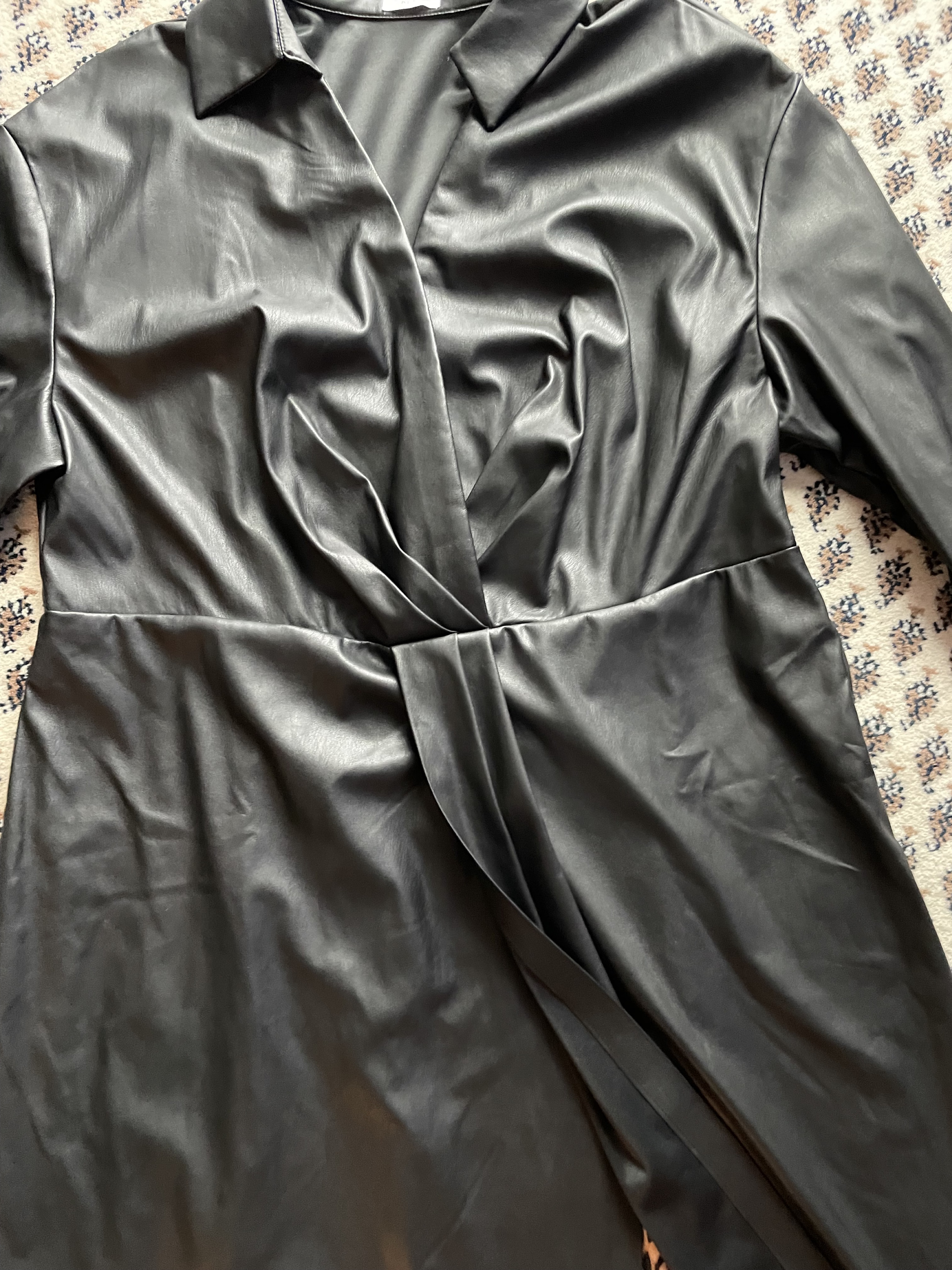 Schwarzes Kunstleder-Wickelkleid mit Hemdkragen und Frontschlitz (Curvy Me) - Bild 2