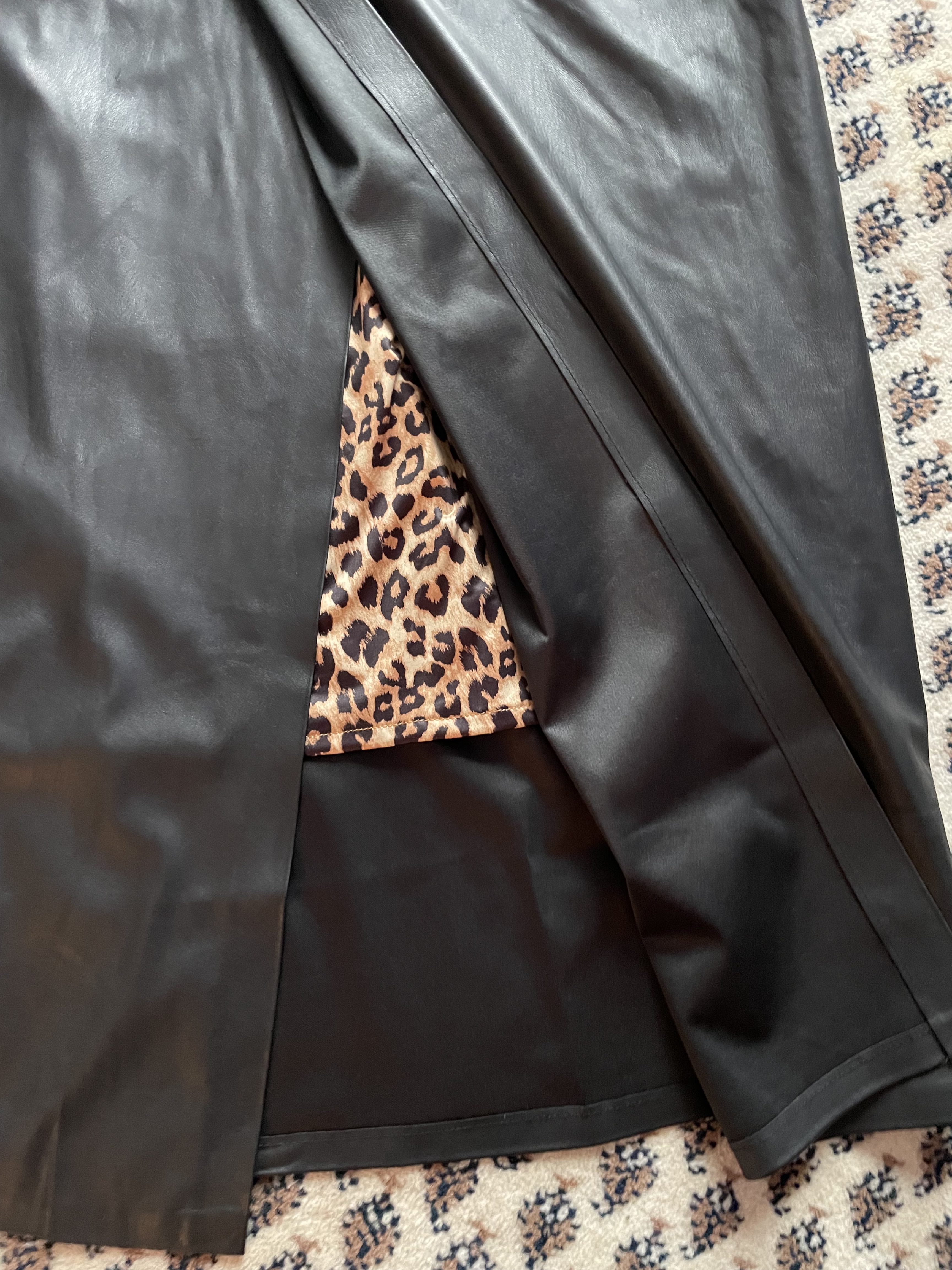 Schwarzes Kunstleder-Wickelkleid mit Hemdkragen und Frontschlitz (Curvy Me) - Bild 4