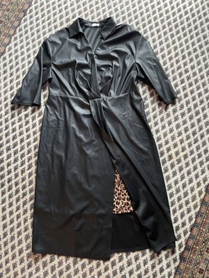Schwarzes Kunstleder-Wickelkleid mit Hemdkragen und Frontschlitz (Curvy Me)