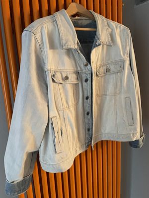 sehr helle Jeansjacke