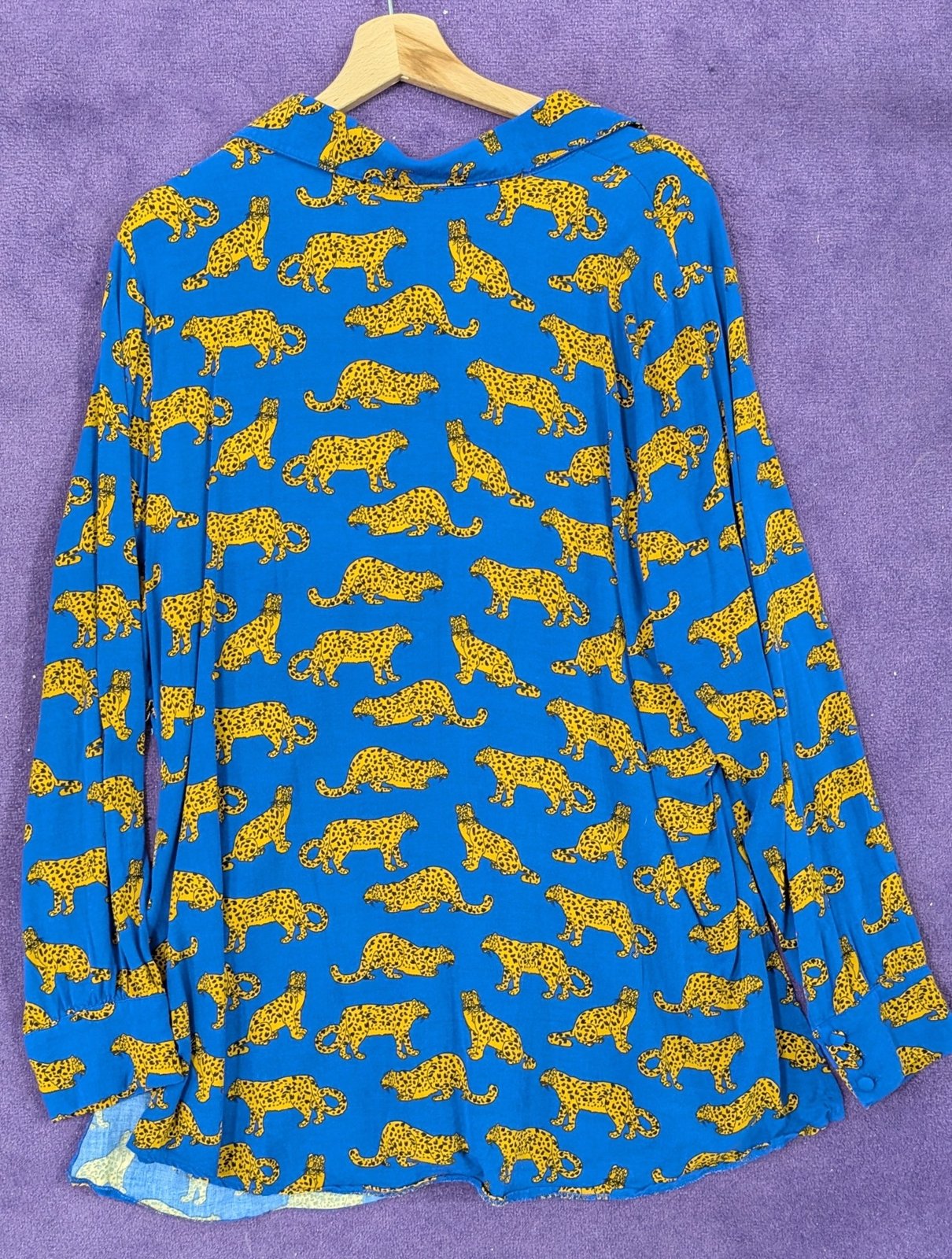 Sheego Blaue Bluse mit Leopardenmuster - Bild 2