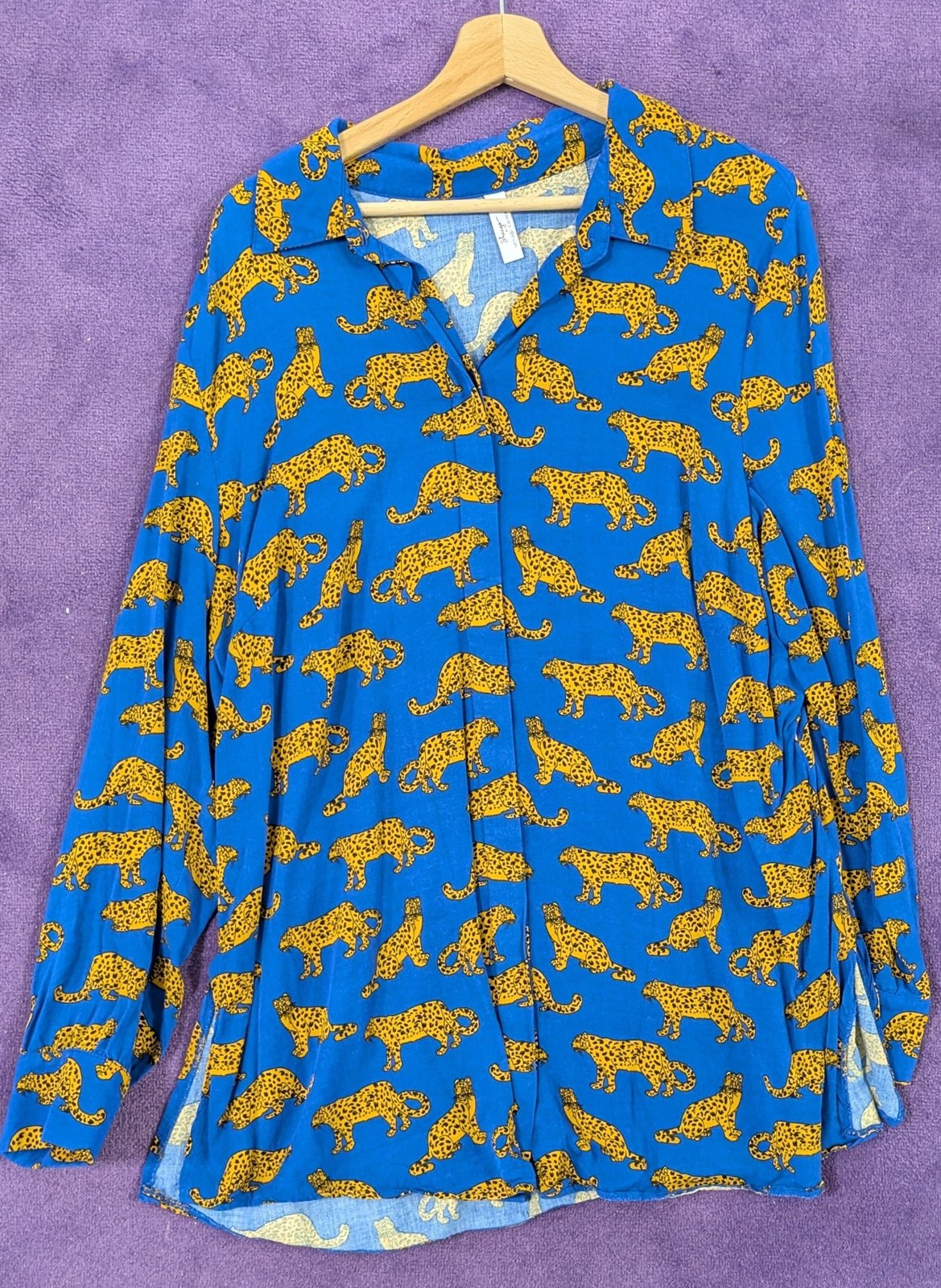 Sheego Blaue Bluse mit Leopardenmuster - Bild 1