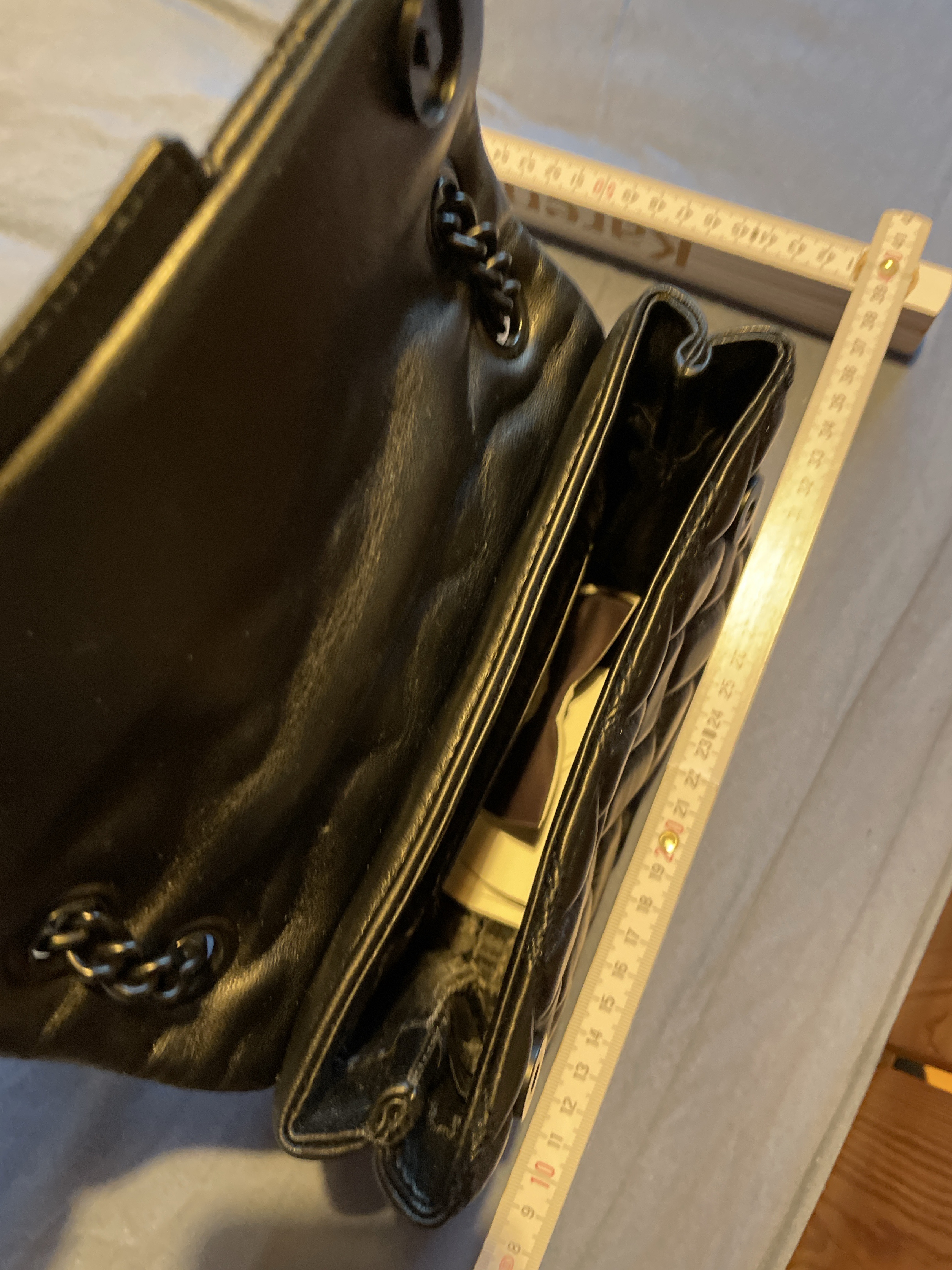 Shoreditch Handtasche (schwarz, quilted, Adlerkopf-Magnetverschluss) - Bild 2