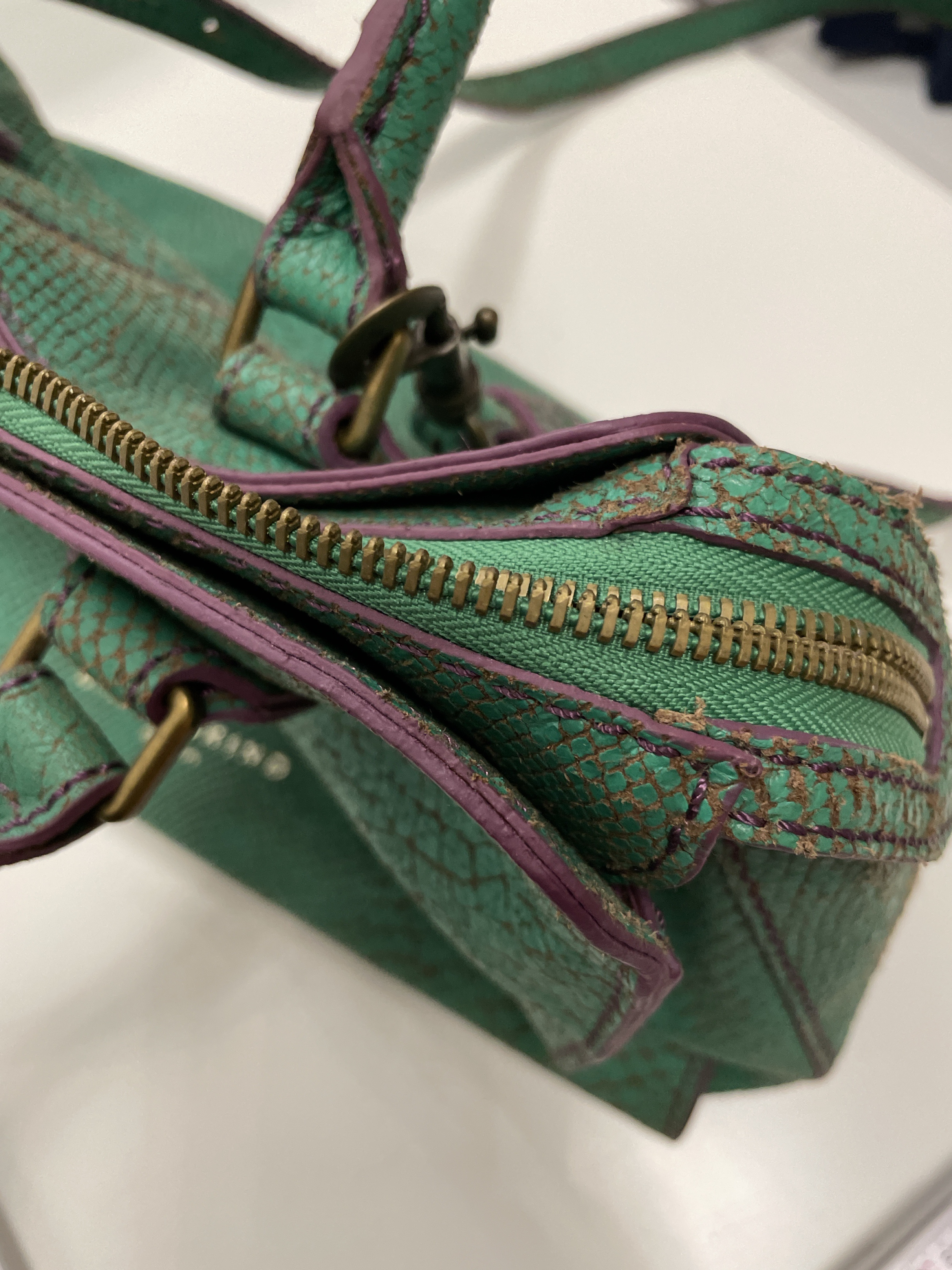 Dunkelgrüne Liebeskind Satchel/Handtasche aus geprägtem Leder in Kroko-Optik - Bild 2
