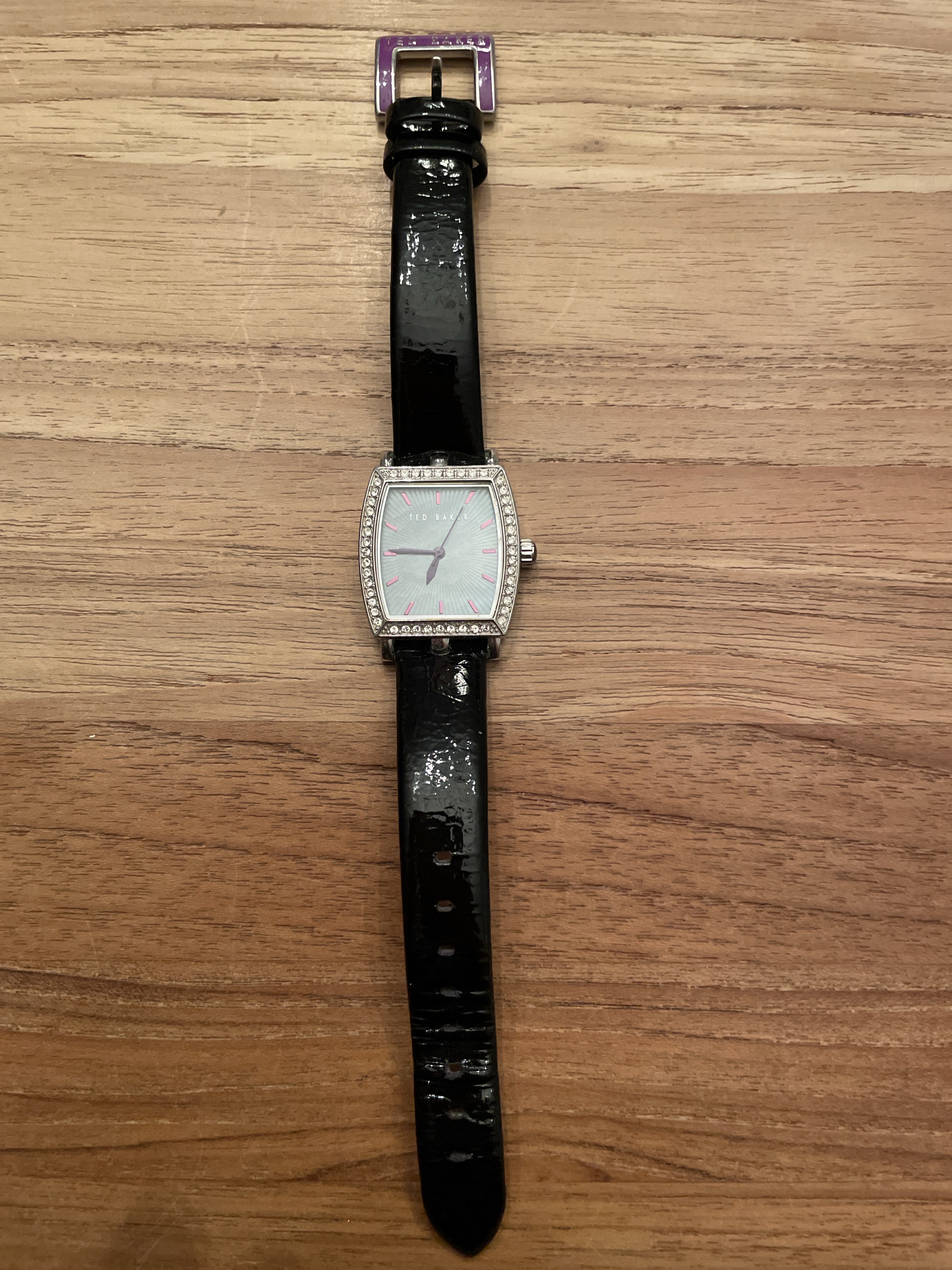 Ted Baker TE20111 rechteckige Fashion-Armbanduhr mit Strass-Lünette