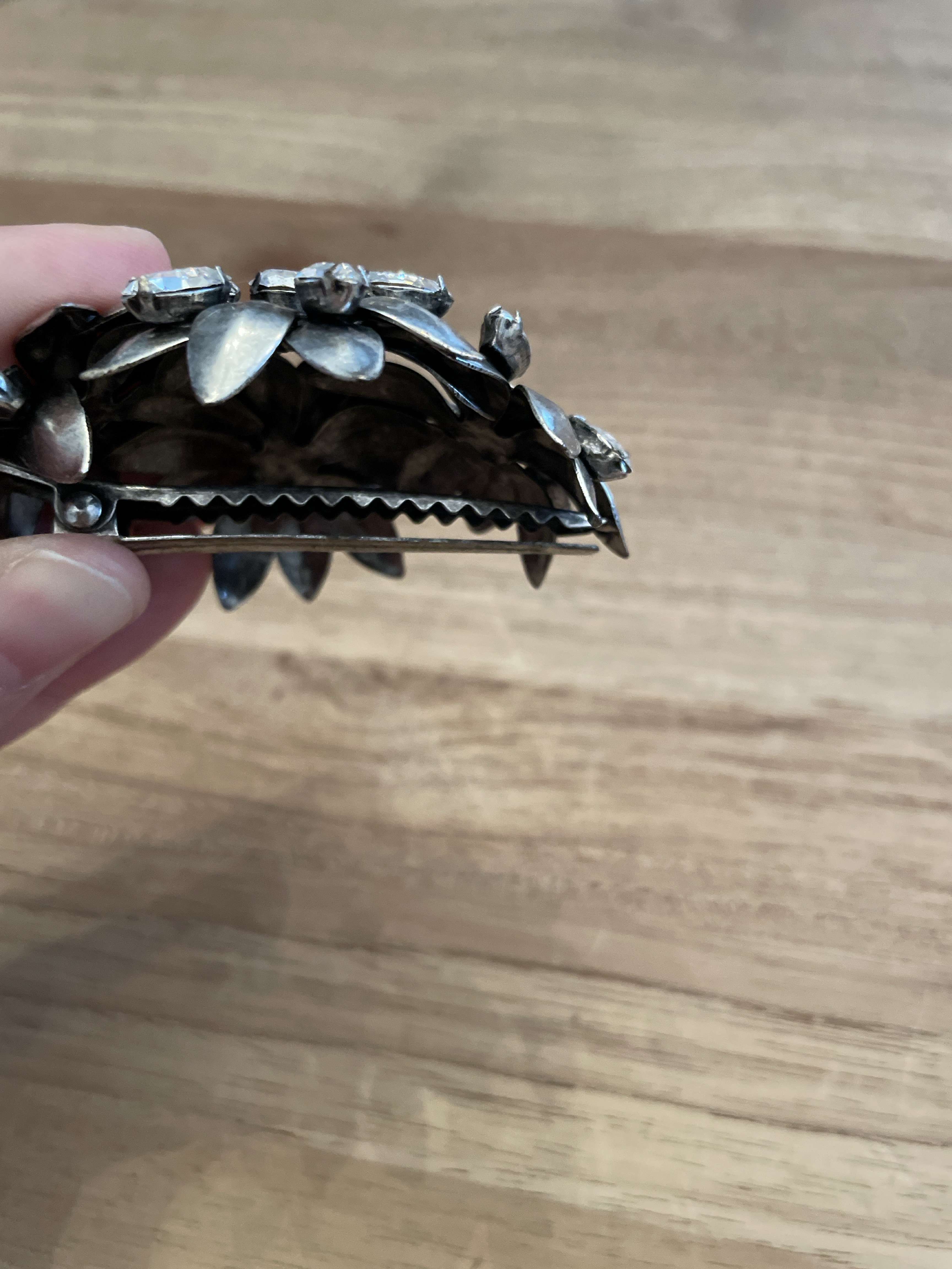Vintage Haarklammer/Barrette in Antiksilber mit Strass-Blütenmotiv - Bild 2